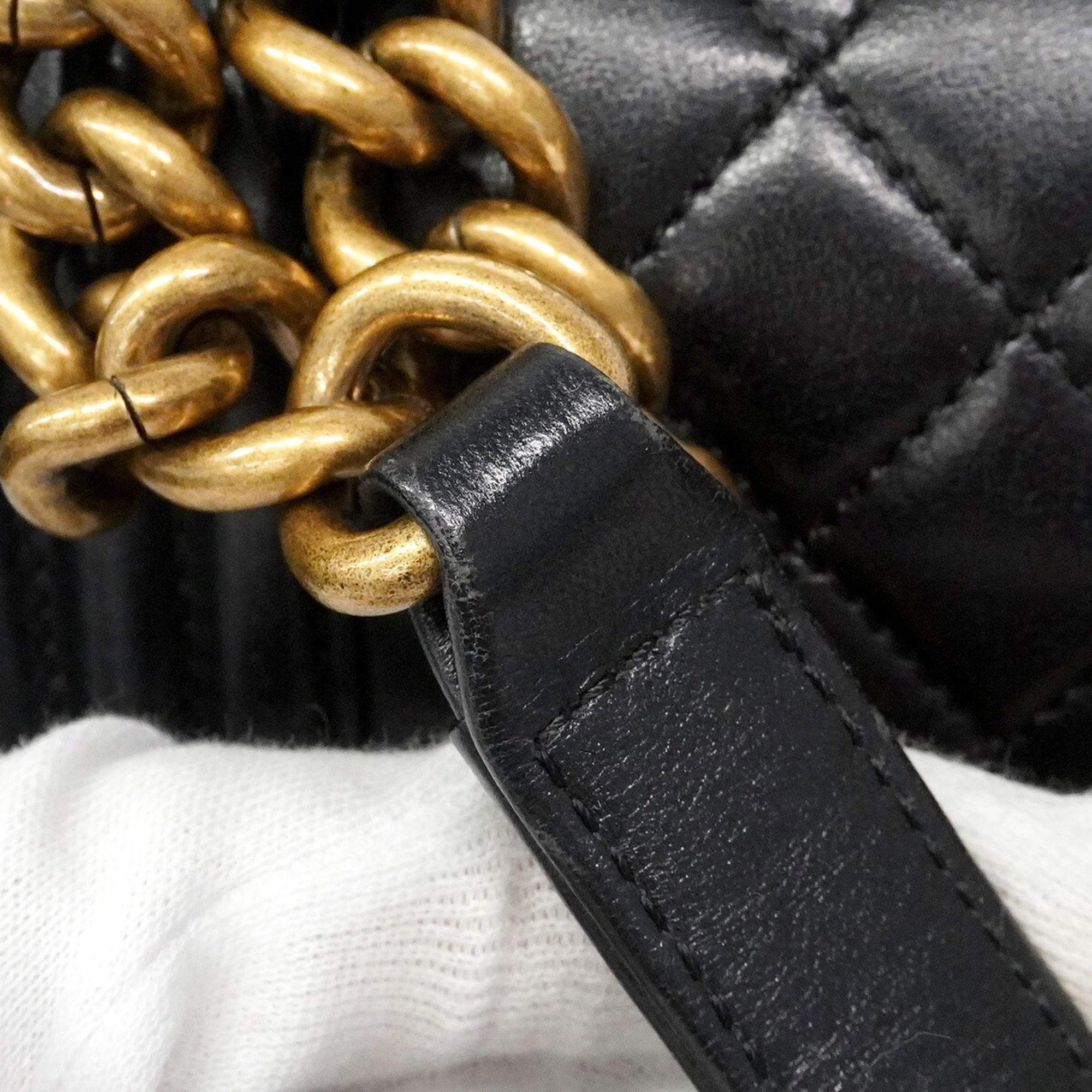 Chanel Black Leather Shoulder Bag (Pre-Owned)
