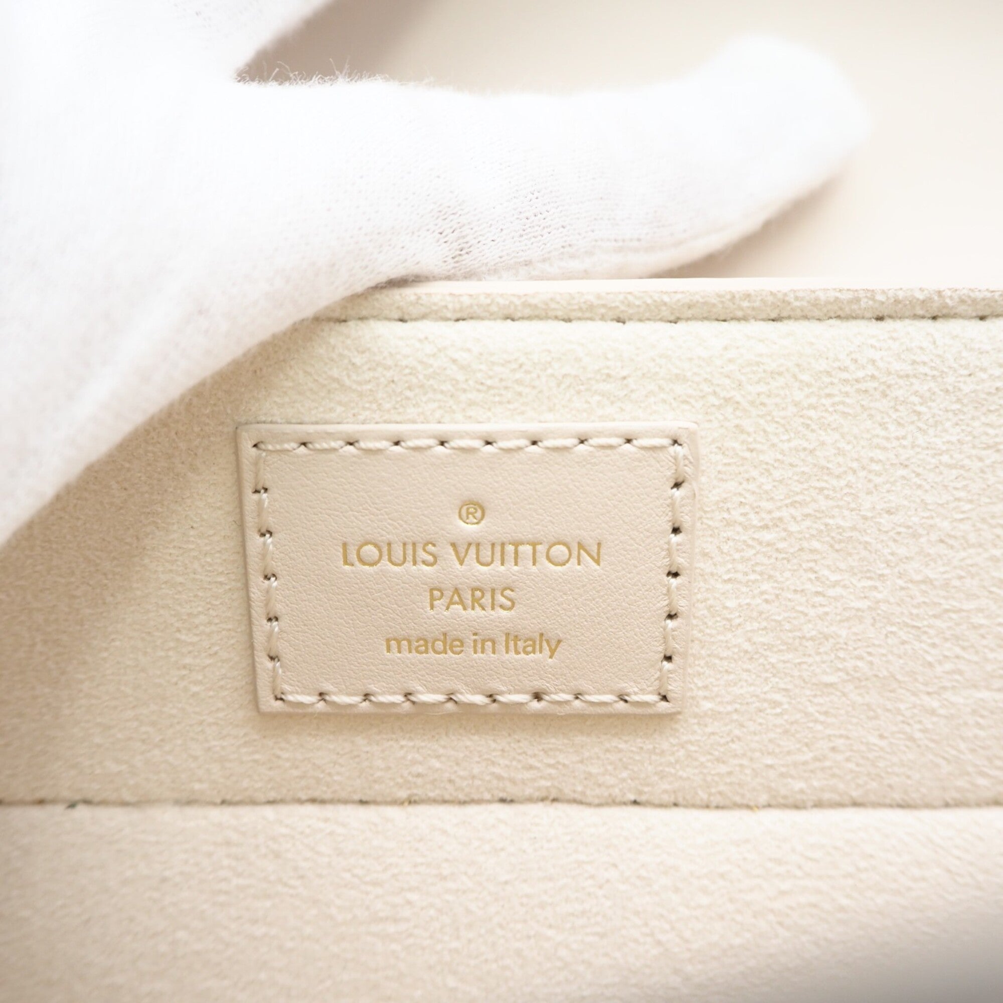 Louis Vuitton Ivory Shoulder Bag (Pre-Owned)