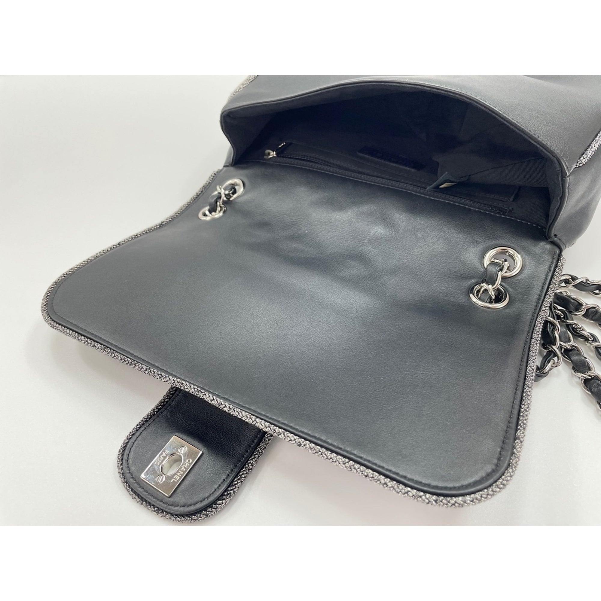 Chanel Black Shoulder Bag (Pre-Owned)