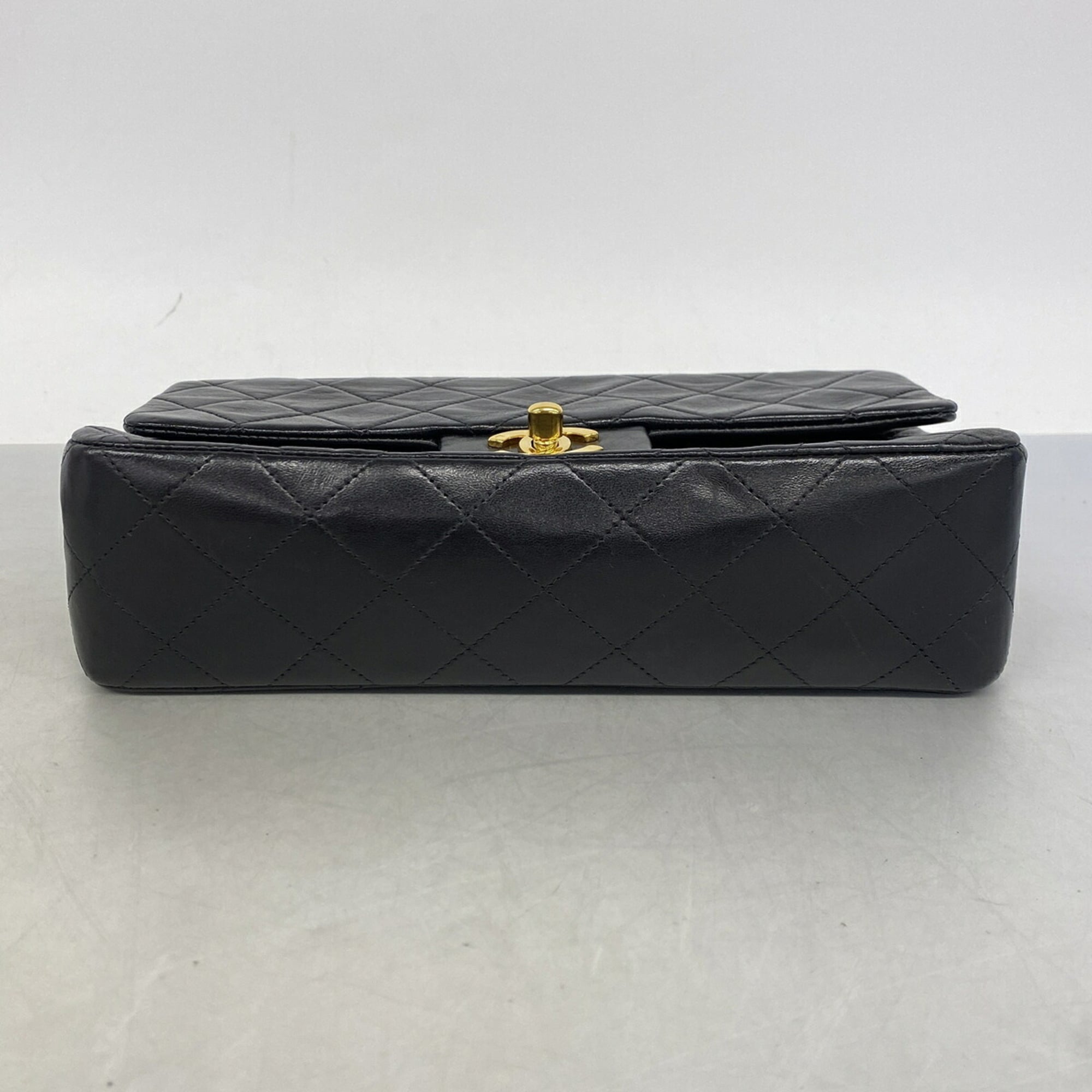 Chanel Black Leather Shoulder Bag (Pre-Owned)