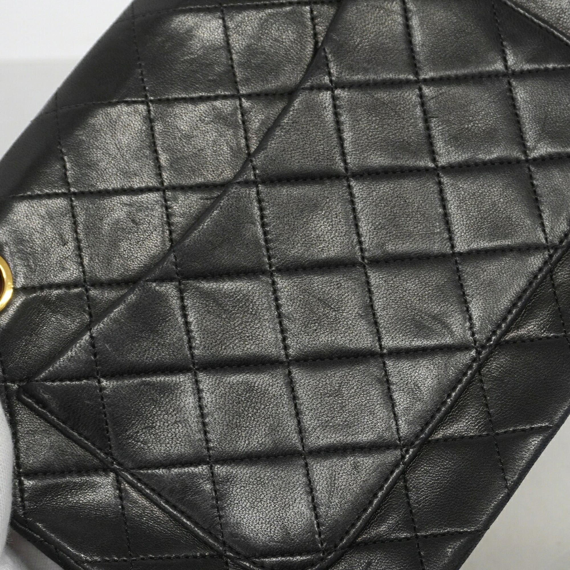 Chanel Black Leather Shoulder Bag (Pre-Owned)