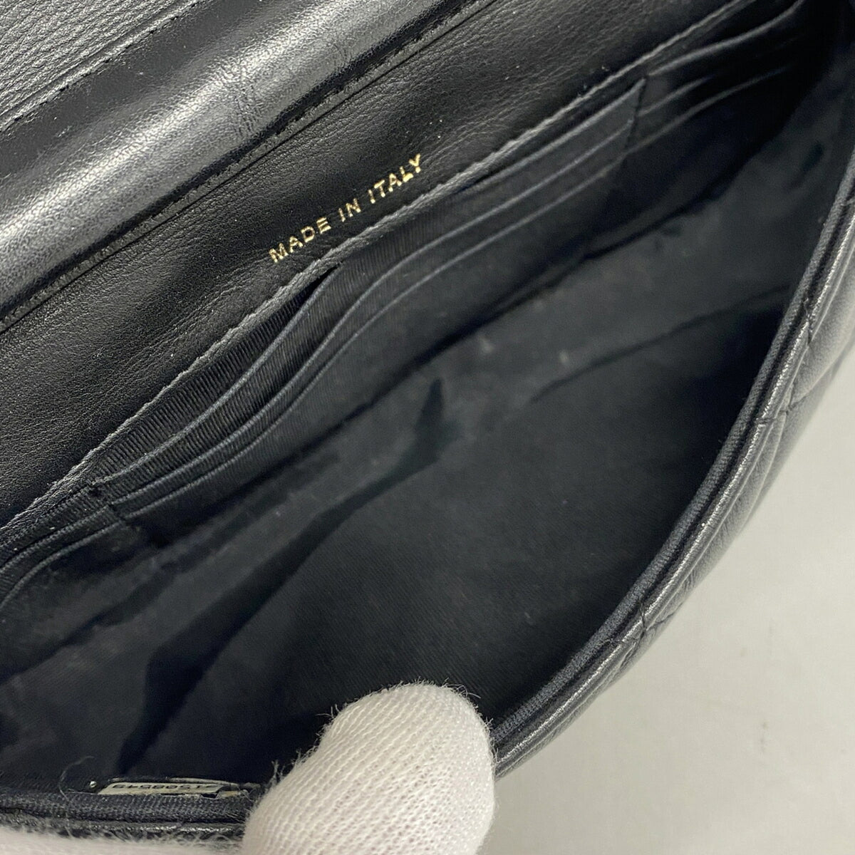Chanel Black Leather Shoulder Bag (Pre-Owned)