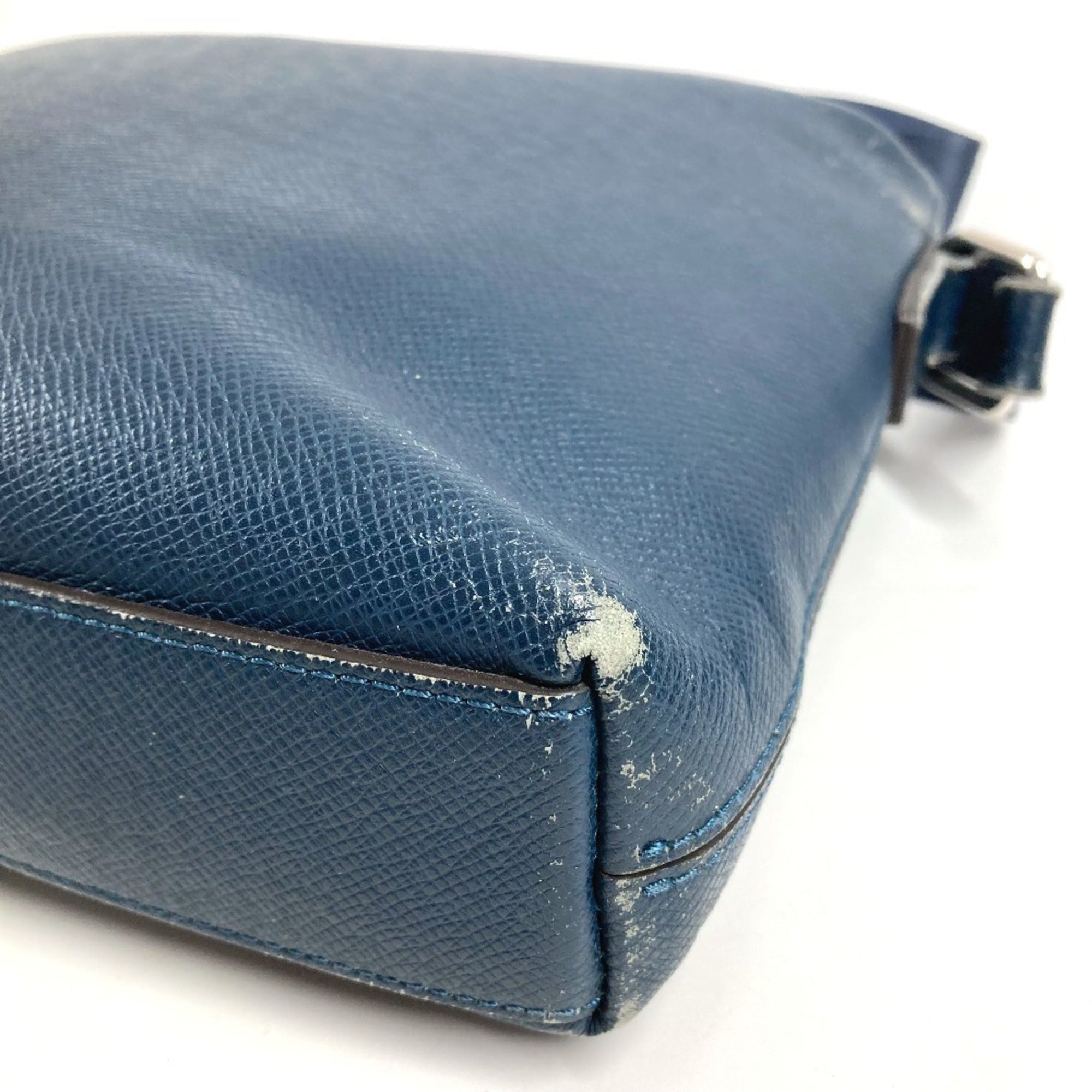 Louis Vuitton Blue Ocean Taiga Leather Leather Shoulder Bag (Pre-Owned)