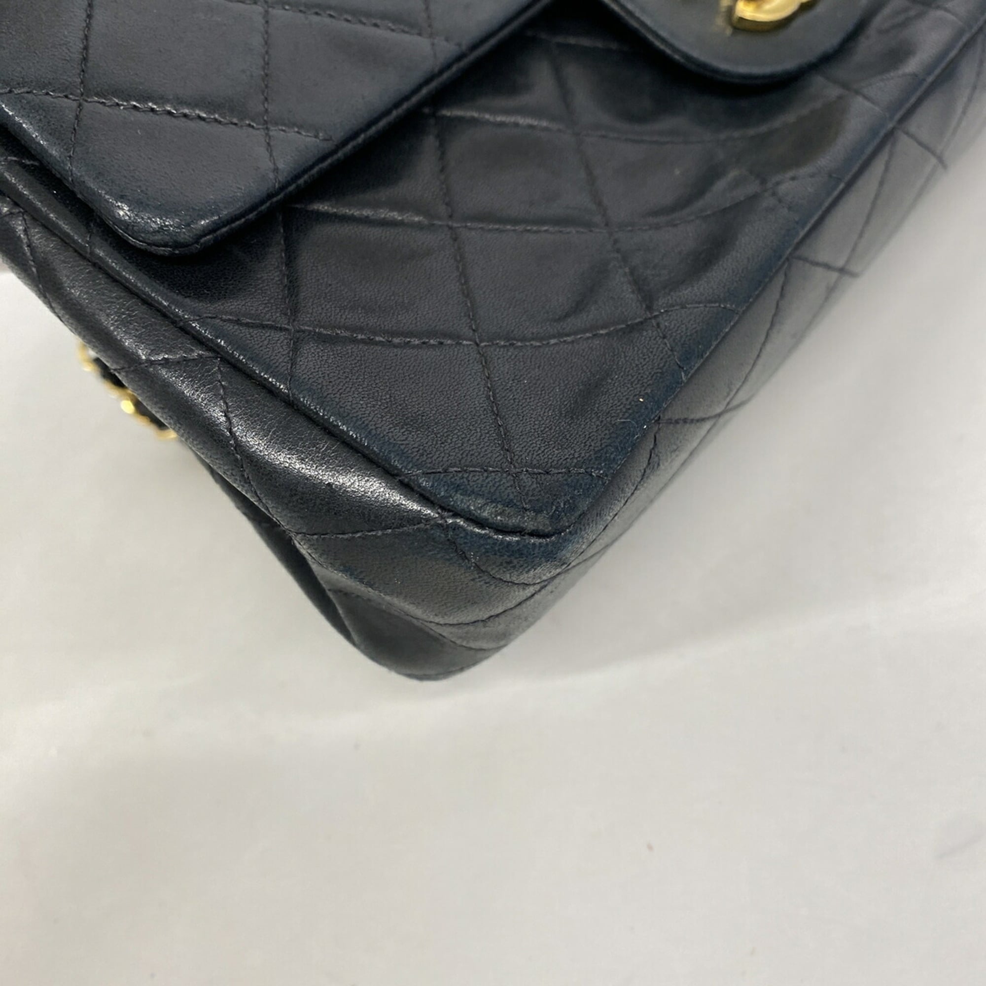 Chanel Black Leather Shoulder Bag (Pre-Owned)