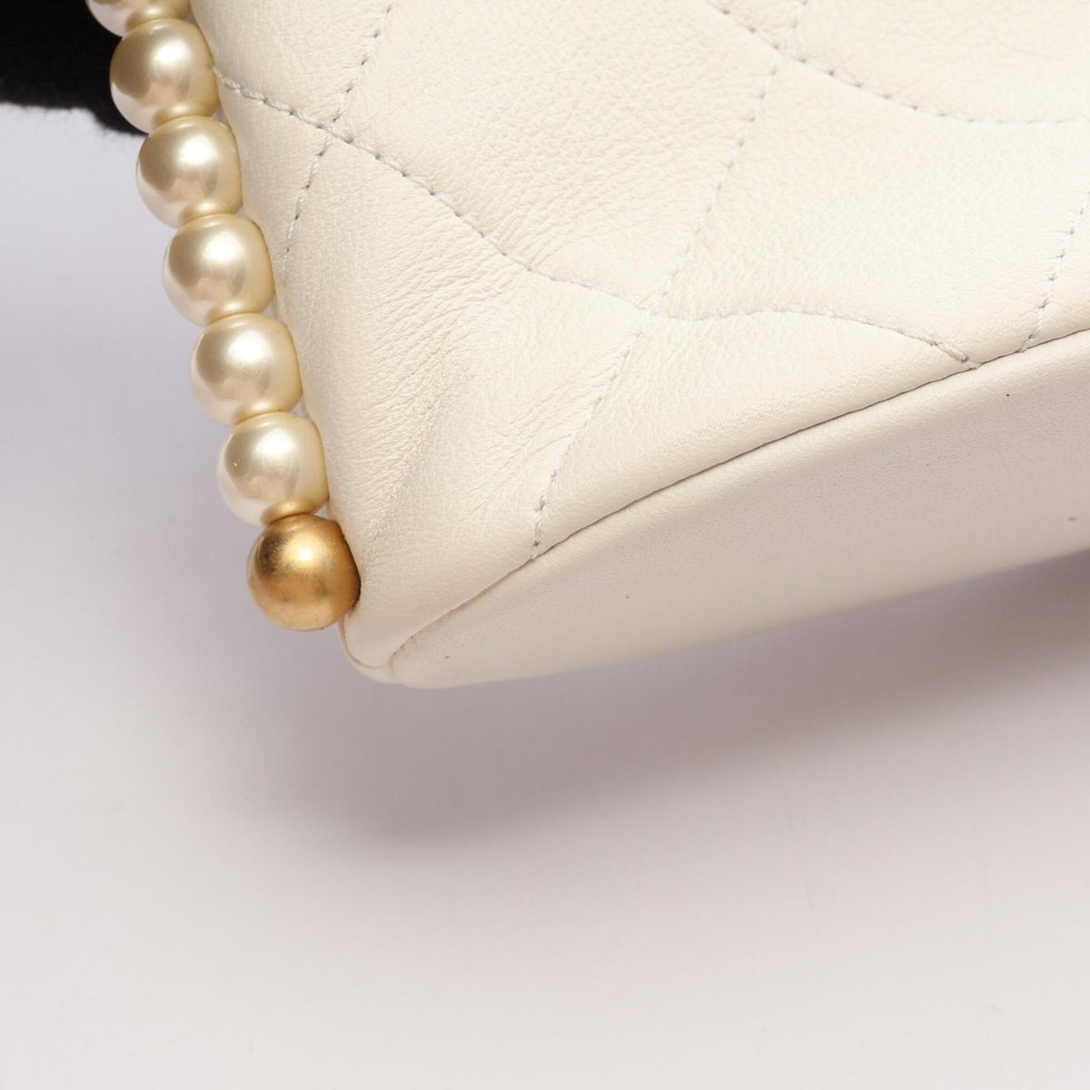 Chanel White Leather Handbag Shoulder Bag (Pre-Owned)