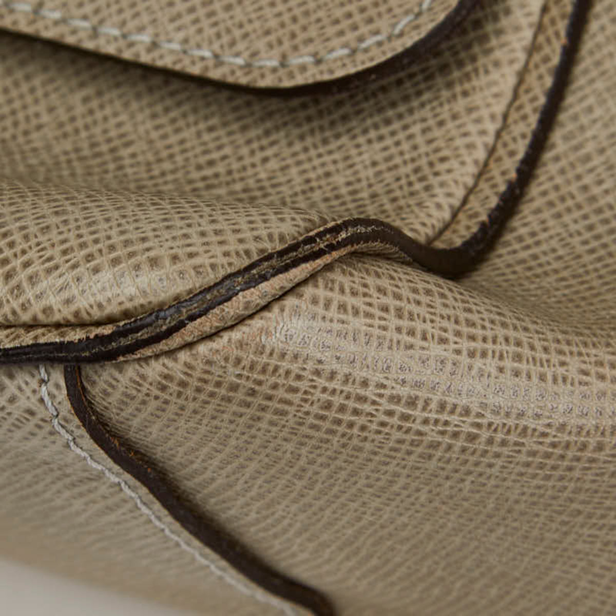 Louis Vuitton Taiga Beige Polaire Taiga Leather Shoulder Bag (Pre-Owned)