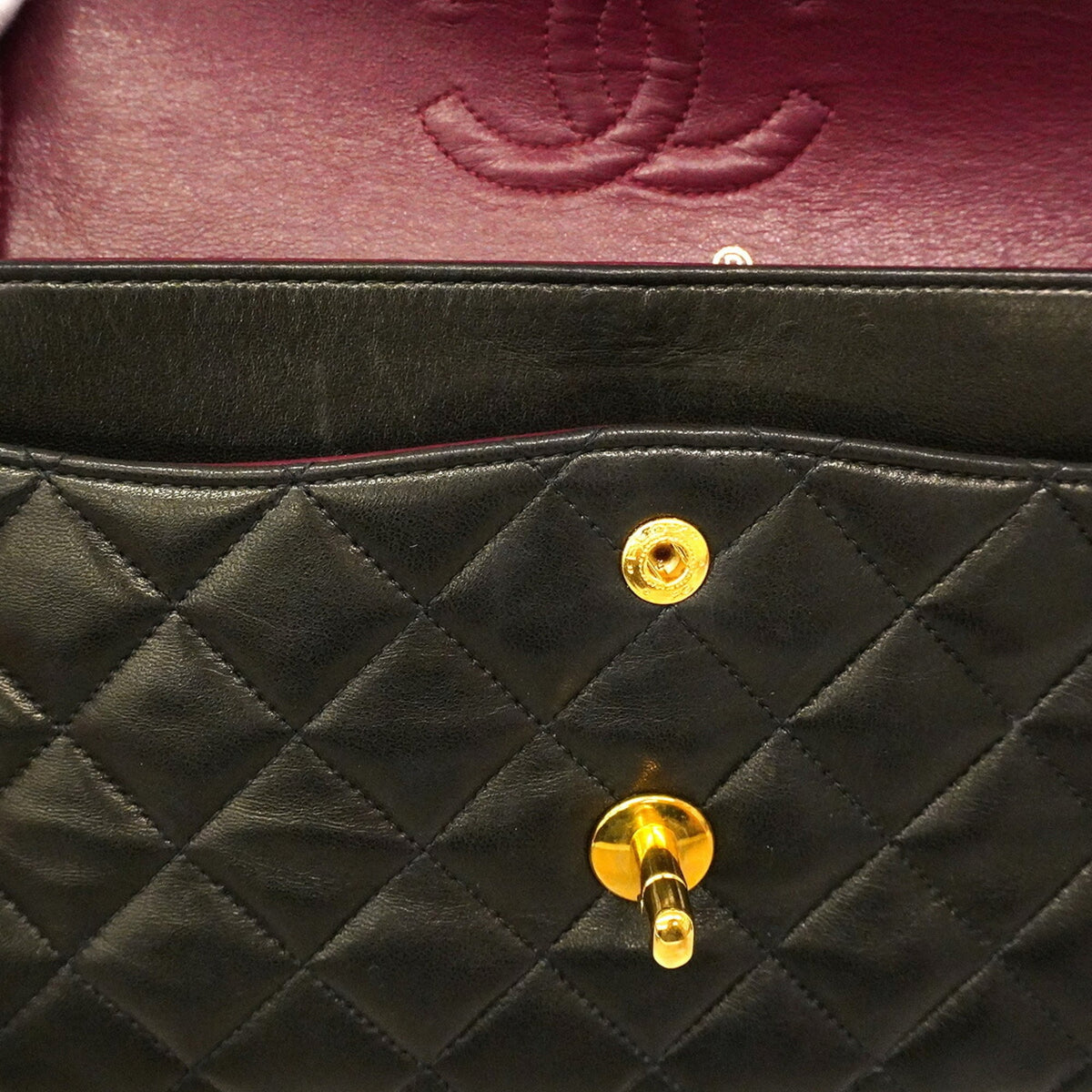 Chanel Black Leather Shoulder Bag (Pre-Owned)