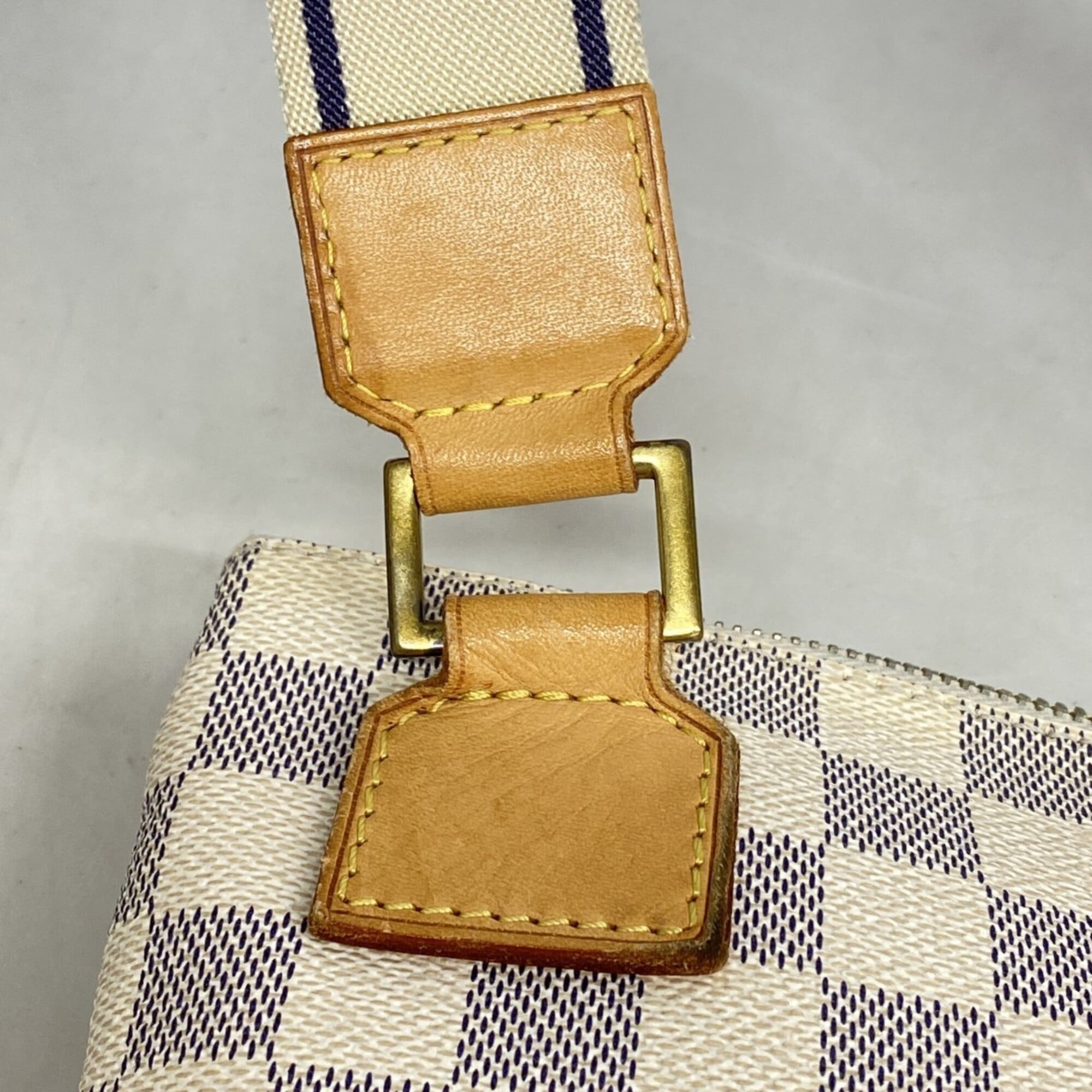 Louis Vuitton White Shoulder Bag (Pre-Owned)