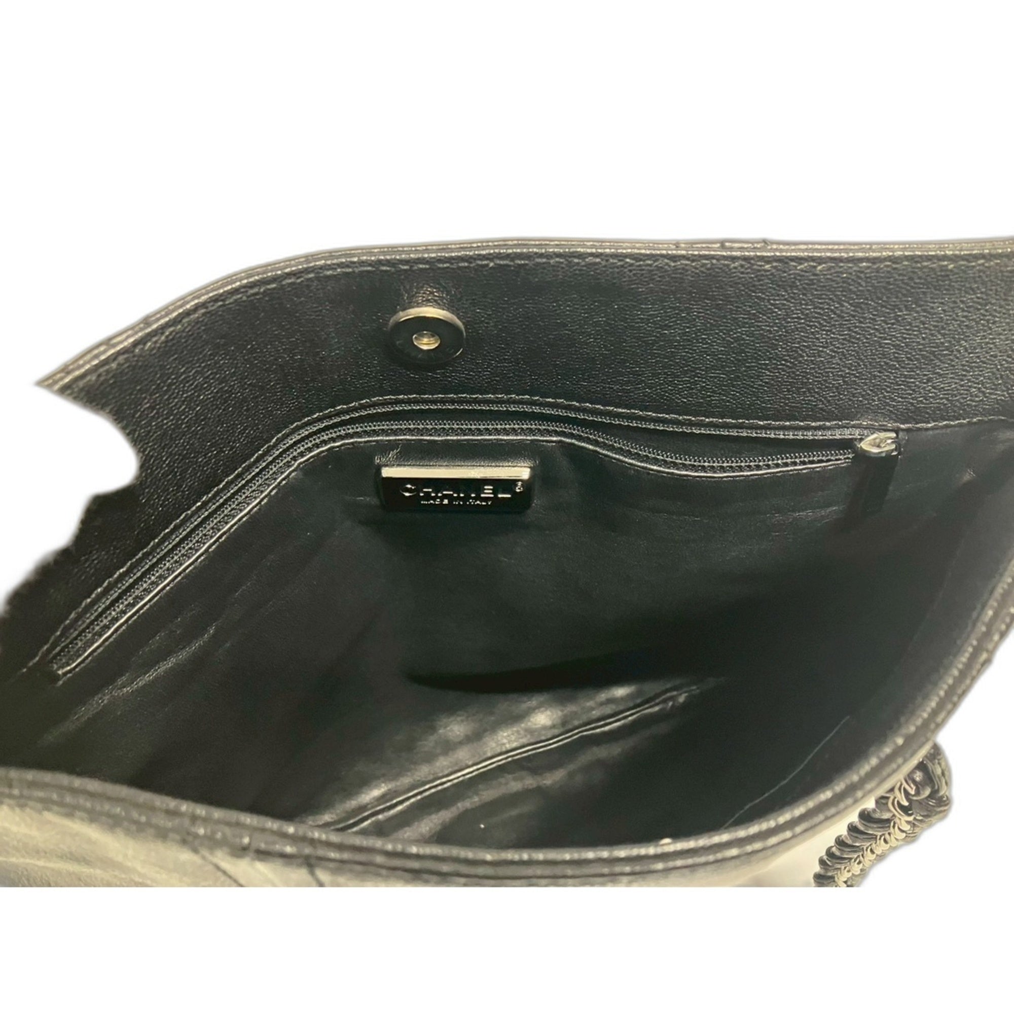 Chanel Black Leather Shoulder Bag (Pre-Owned)