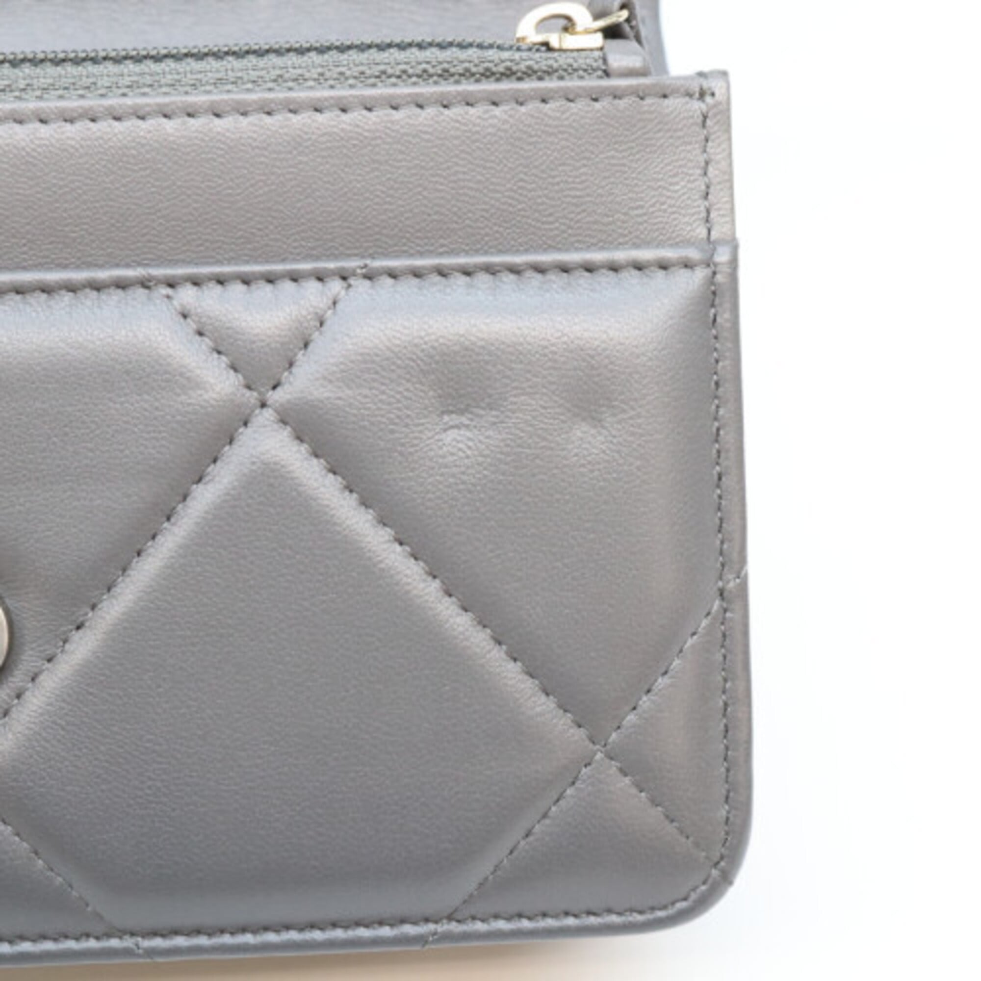 Chanel Gray Leather Shoulder Bag (Pre-Owned)