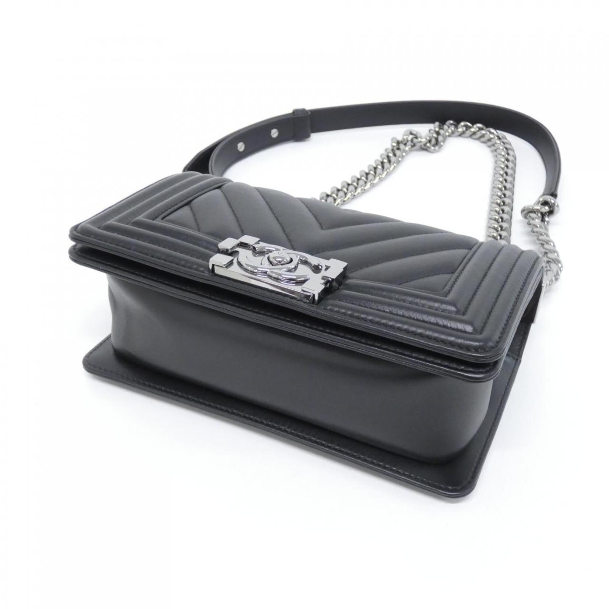 Chanel Black Leather Shoulder Bag (Pre-Owned)