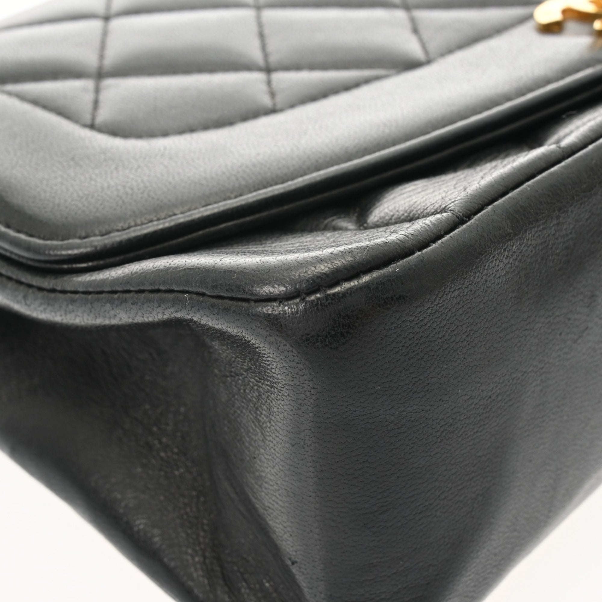 Chanel Black Leather Shoulder Bag (Pre-Owned)