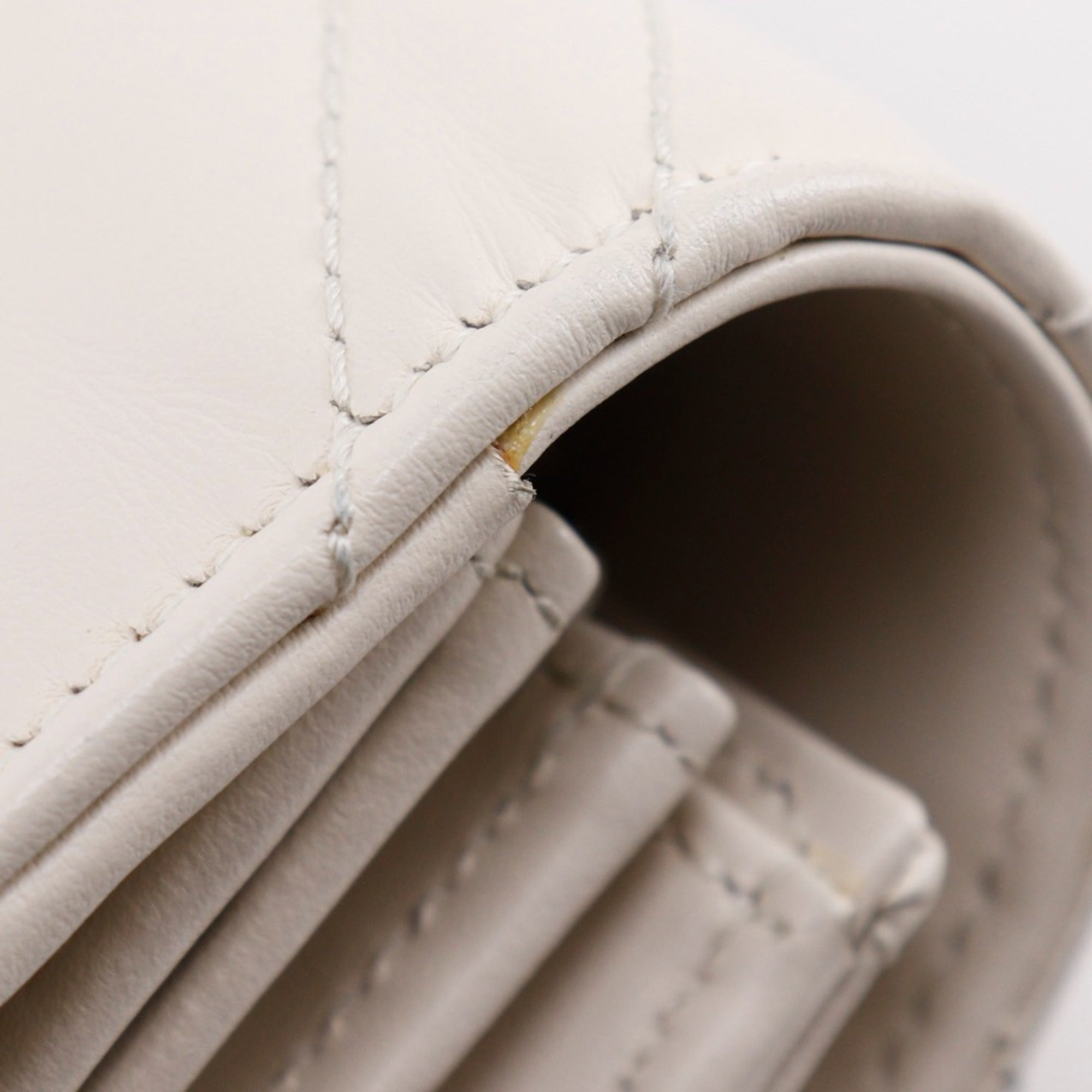 Gucci White Leather Chain/Shoulder Wallet (Pre-Owned)