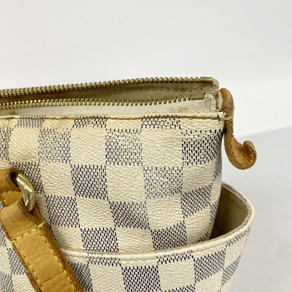Louis Vuitton White Tote Bag (Pre-Owned)