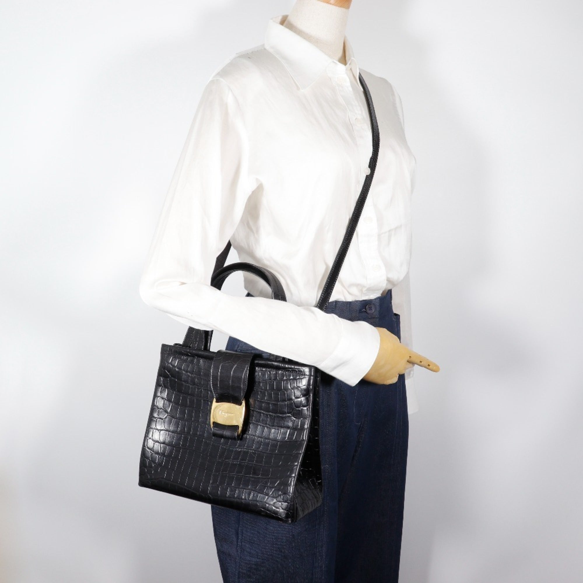 Salvatore Ferragamo Black Leather Handbag (Pre-Owned)