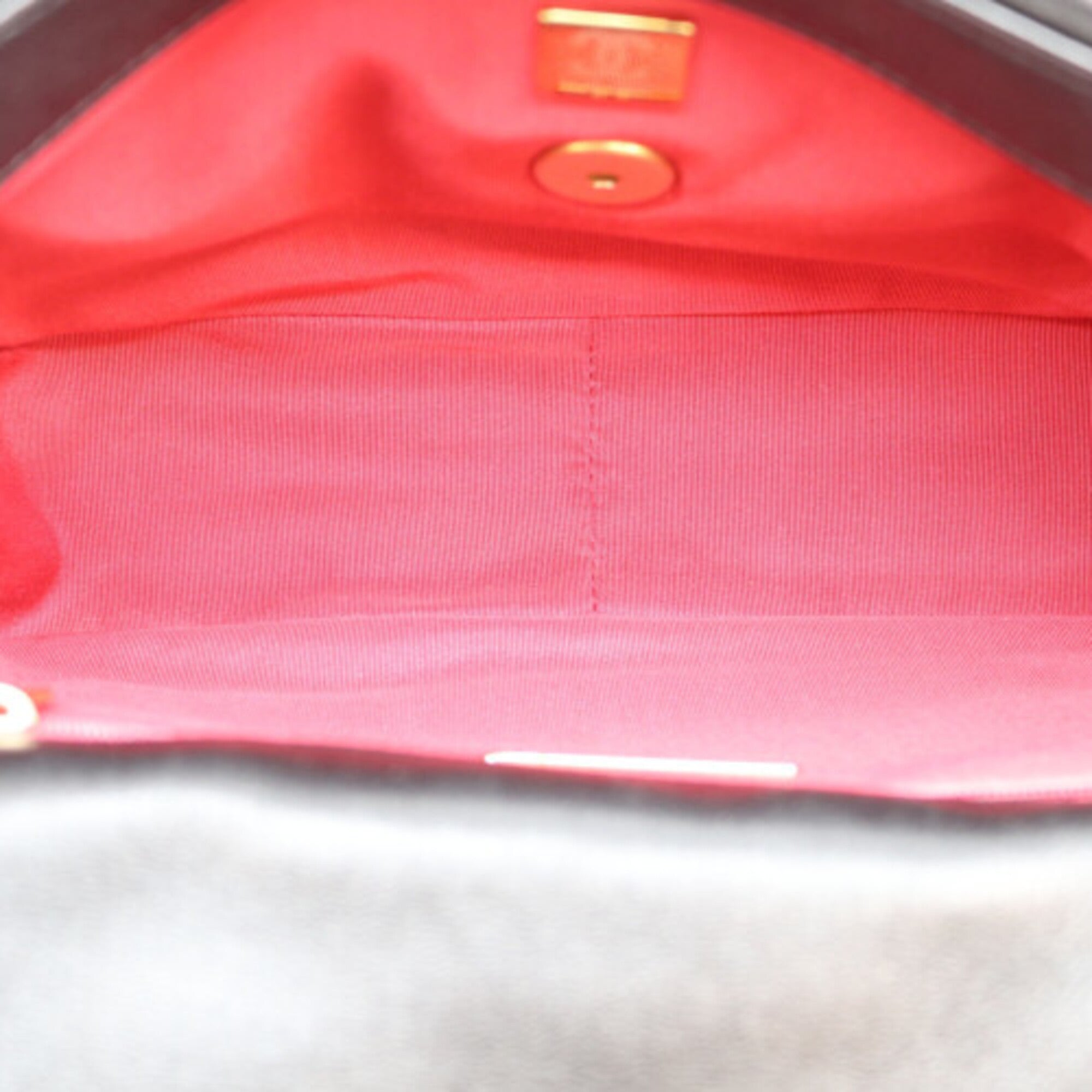 Chanel Black Leather Shoulder Bag (Pre-Owned)