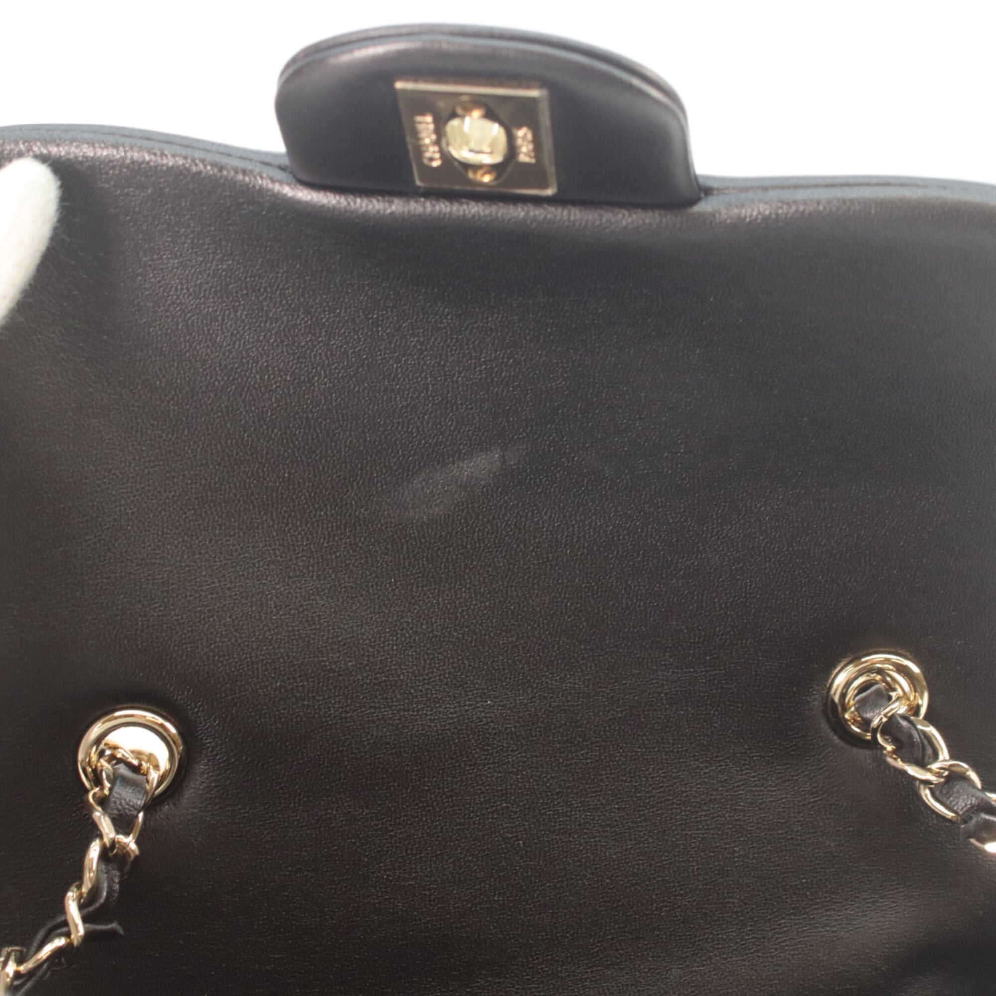 Chanel Black Leather Shoulder Bag (Pre-Owned)