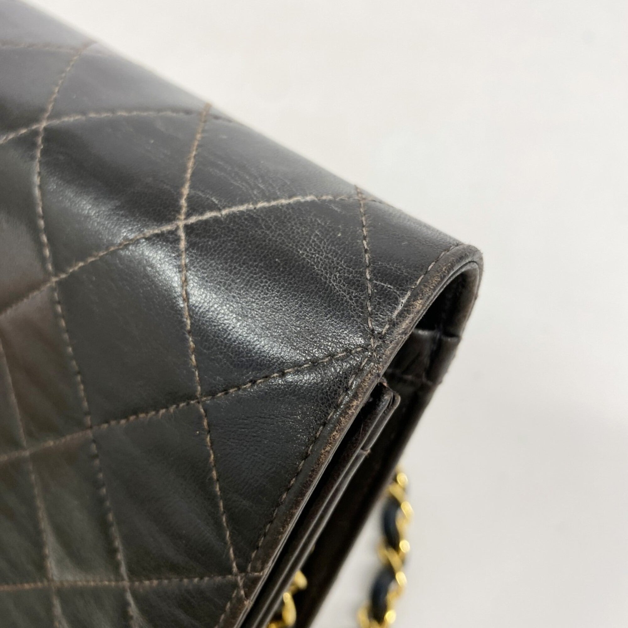 Chanel Black Leather Shoulder Bag (Pre-Owned)