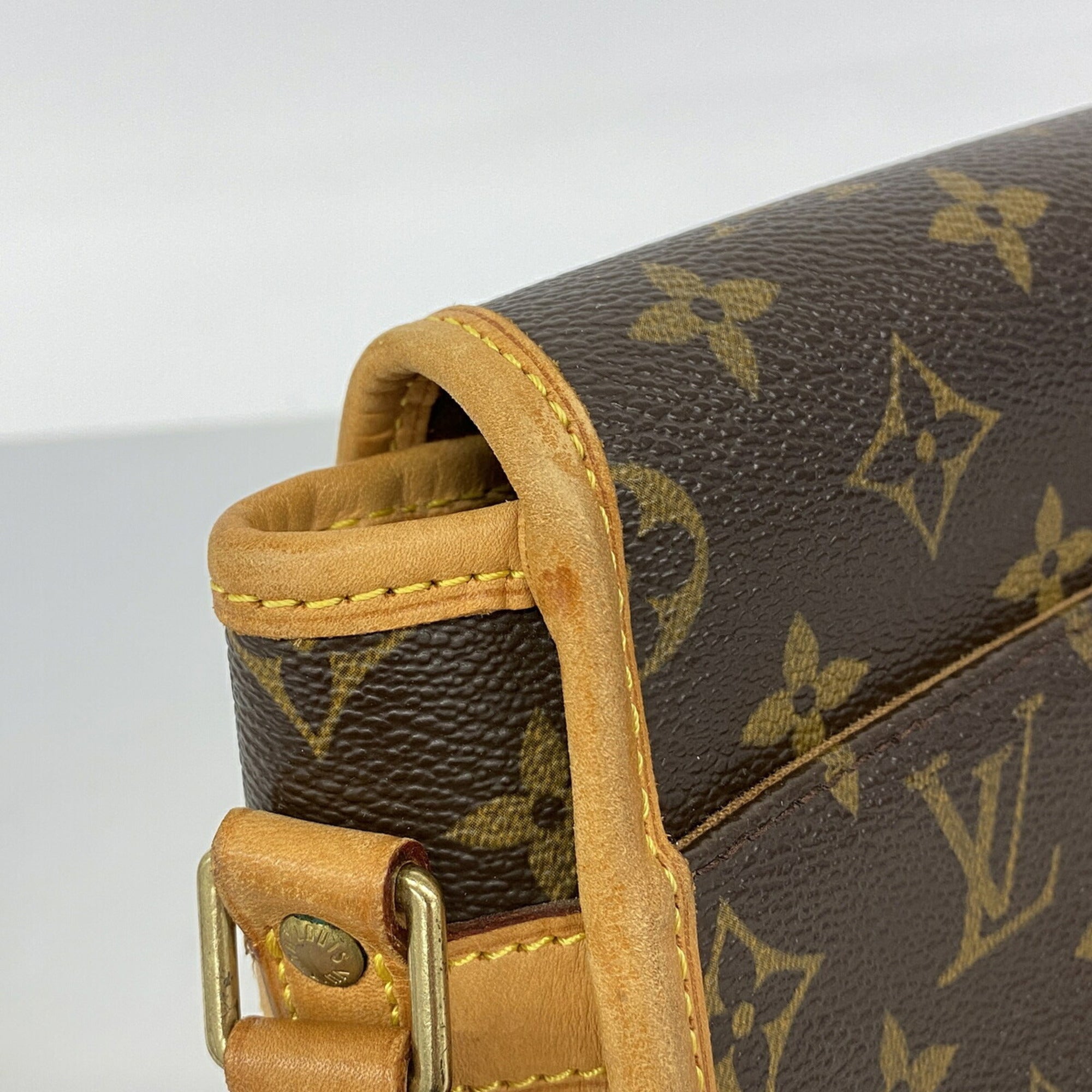 Louis Vuitton Brown Shoulder Bag (Pre-Owned)