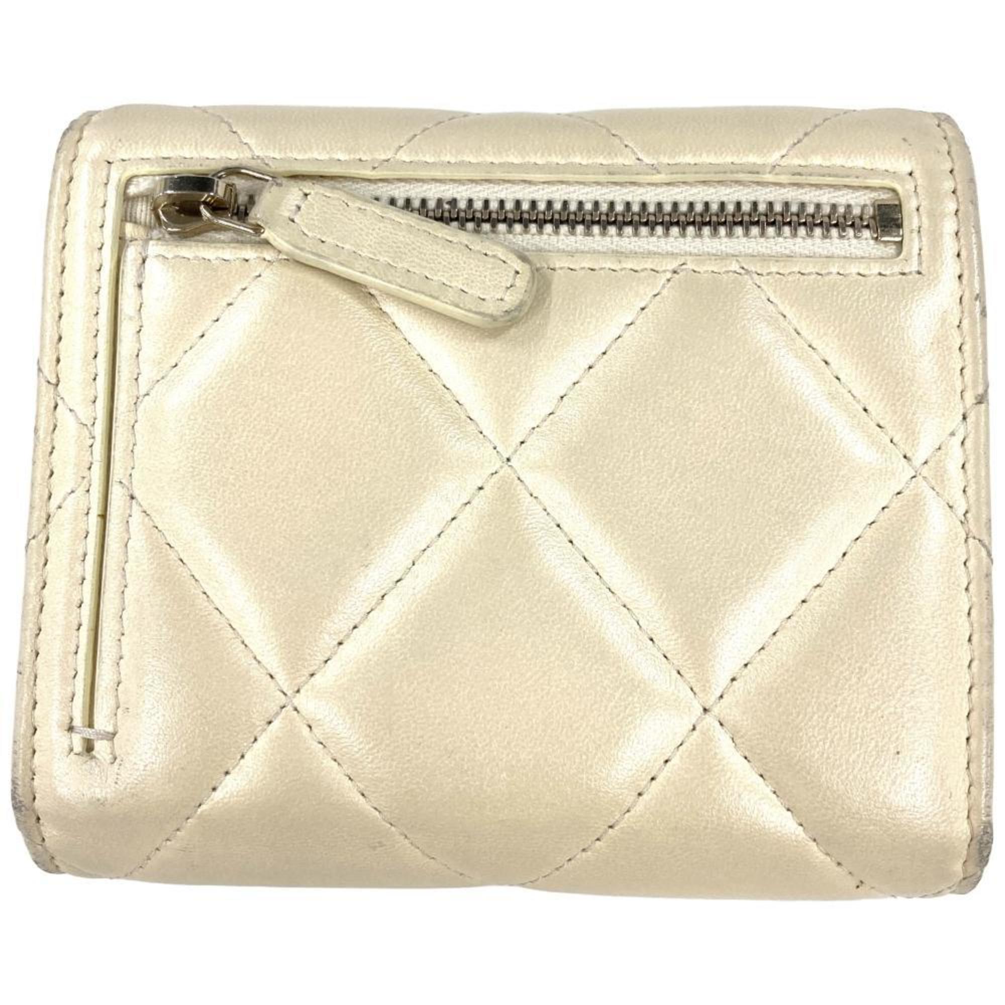 Chanel White Leather Wallet (Tri-Fold) (Pre-Owned)