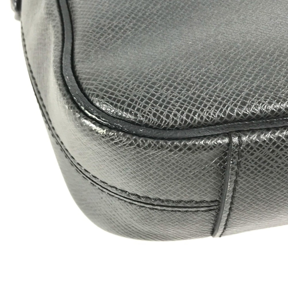 Louis Vuitton Black Taiga Leather Handbag Tote Bag (Pre-Owned)