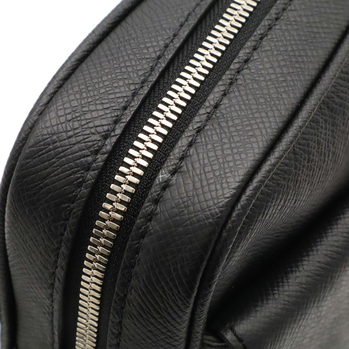 Louis Vuitton Black Noir Taiga Leather Leather Shoulder Bag (Pre-Owned)