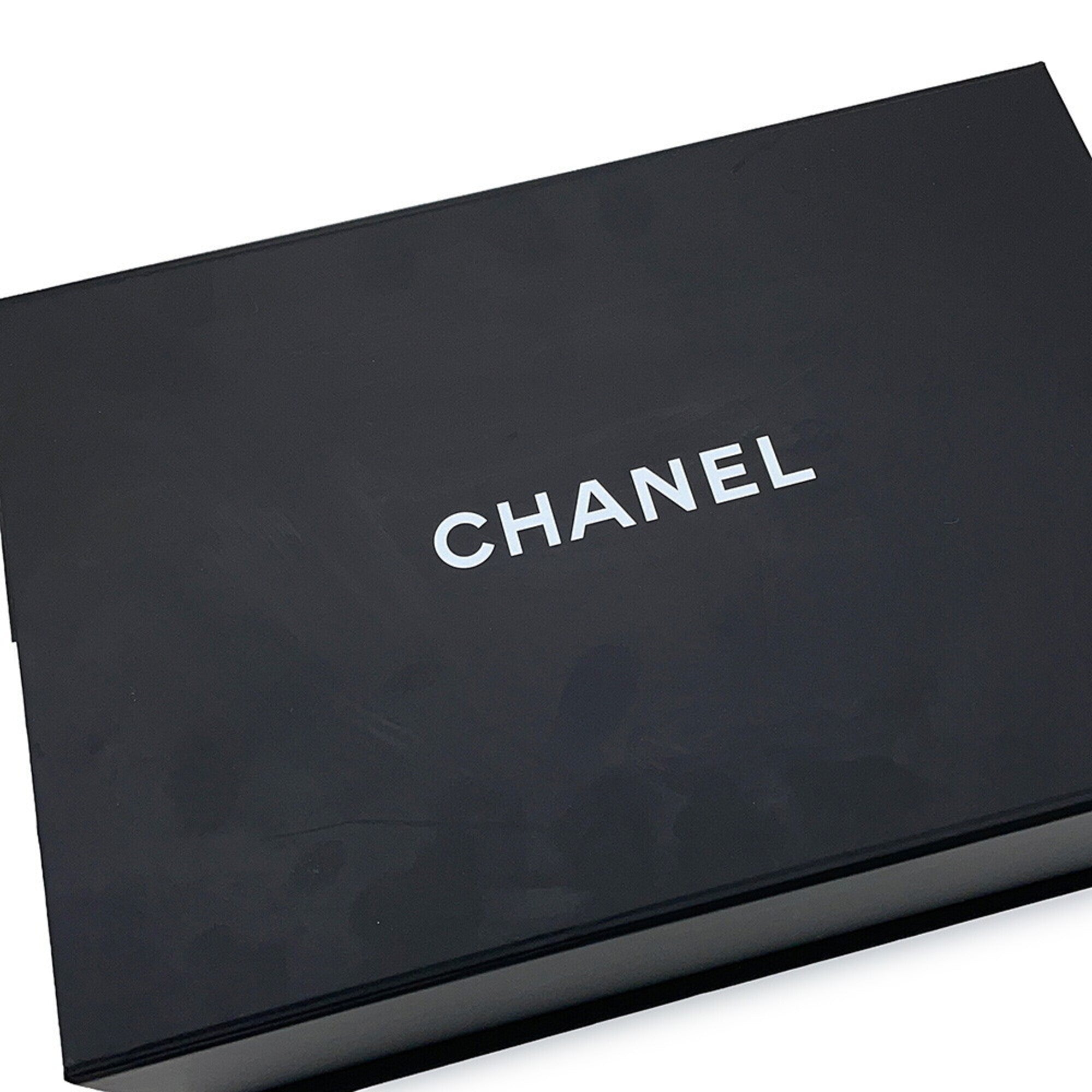 Chanel White Leather Shoulder Bag (Pre-Owned)
