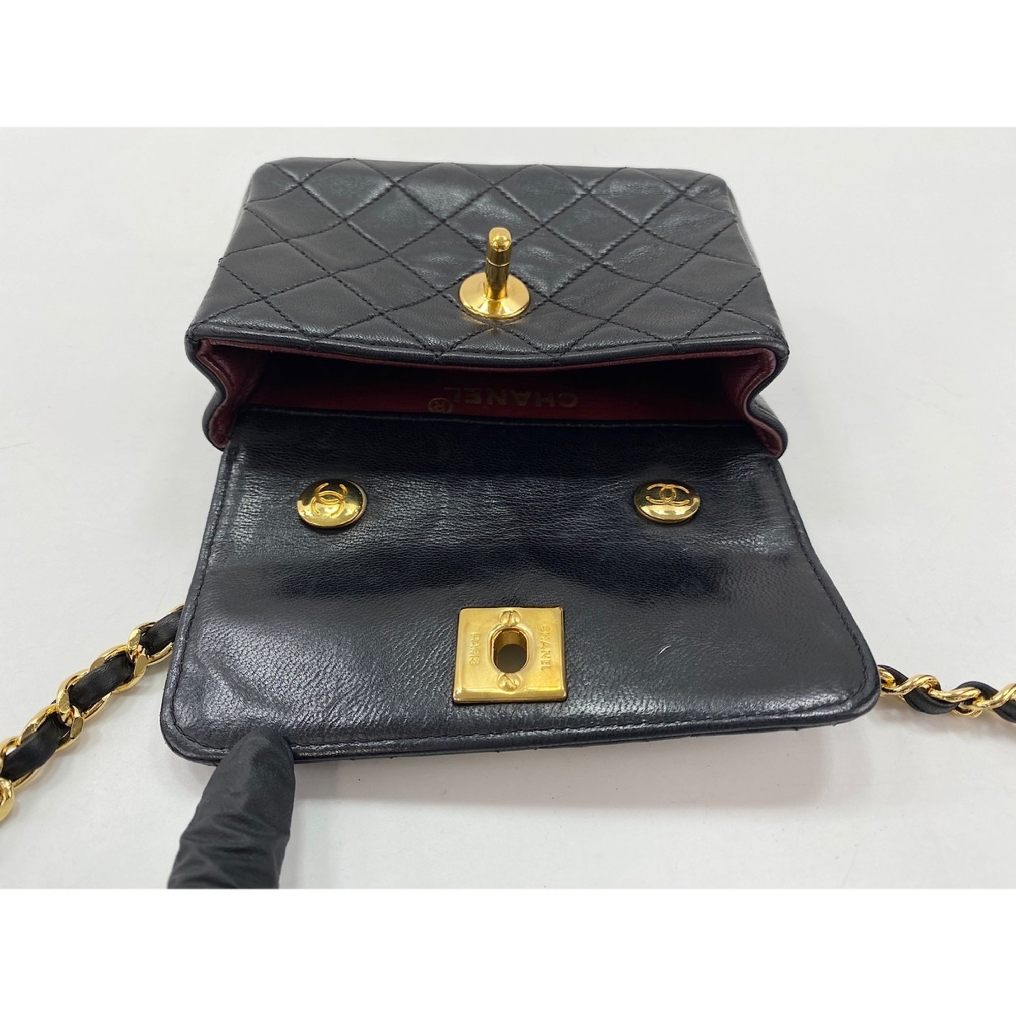 Chanel Black Shoulder Bag (Pre-Owned)