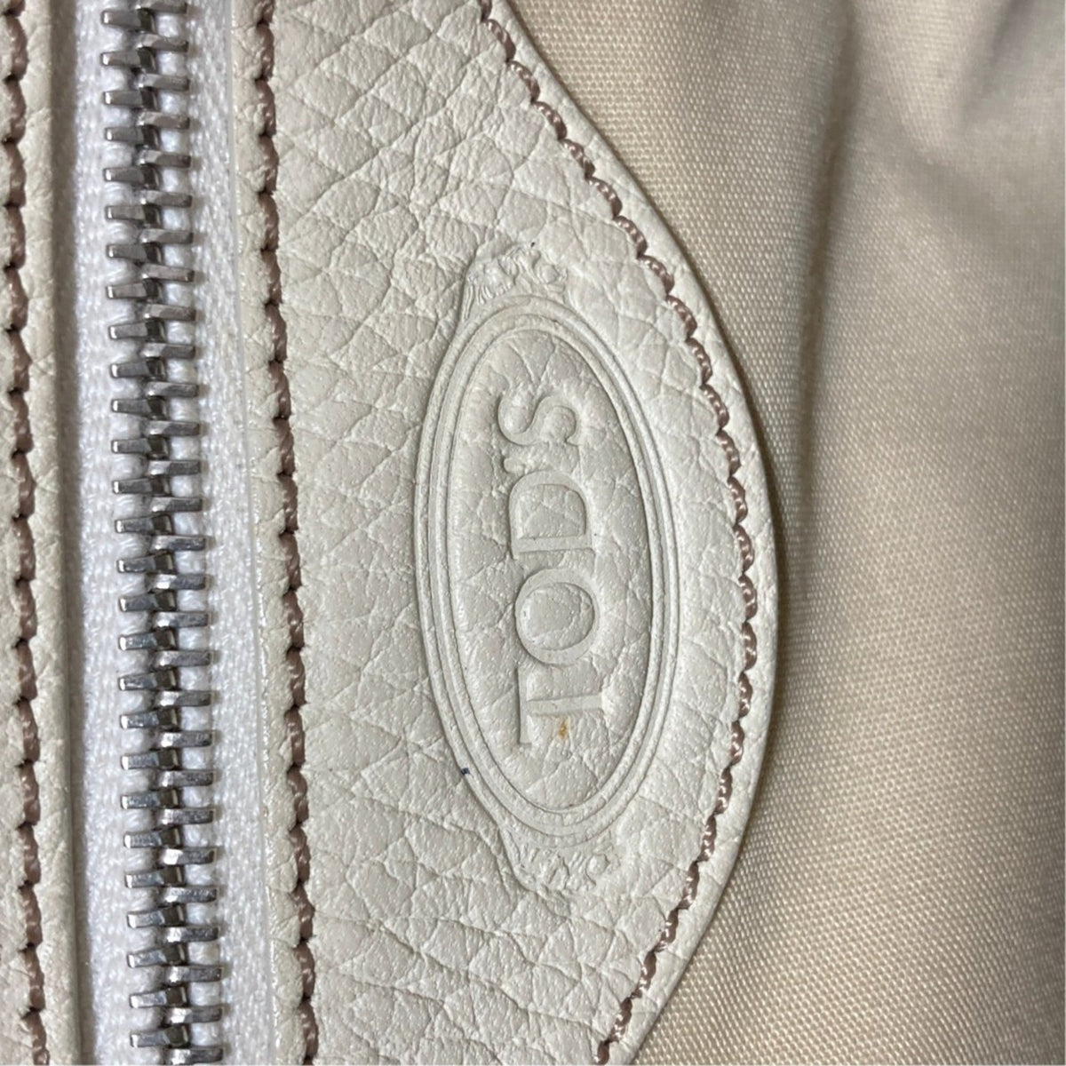 Tod's White Leather Shoulder Bag (Pre-Owned)