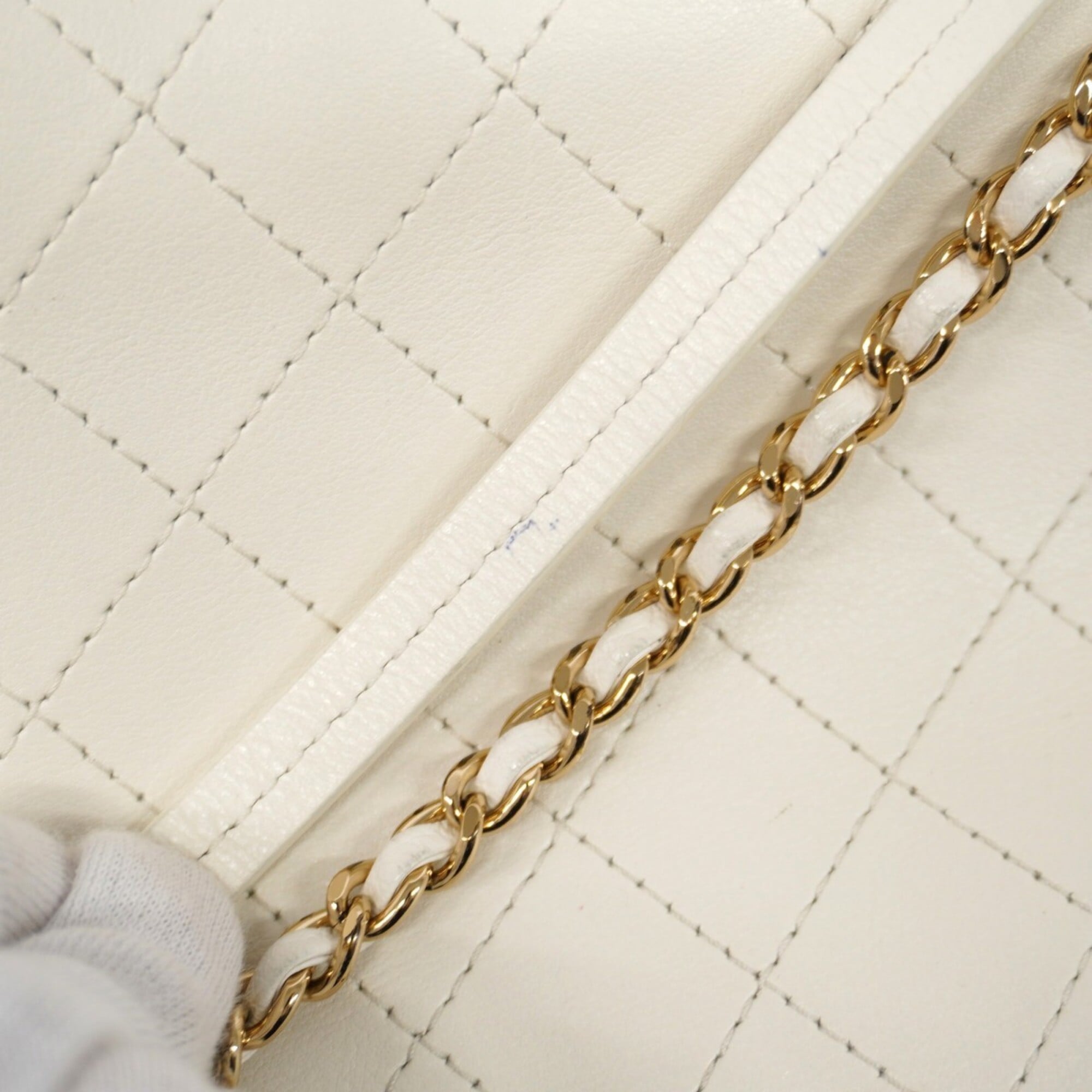Chanel White Leather Shoulder Bag (Pre-Owned)
