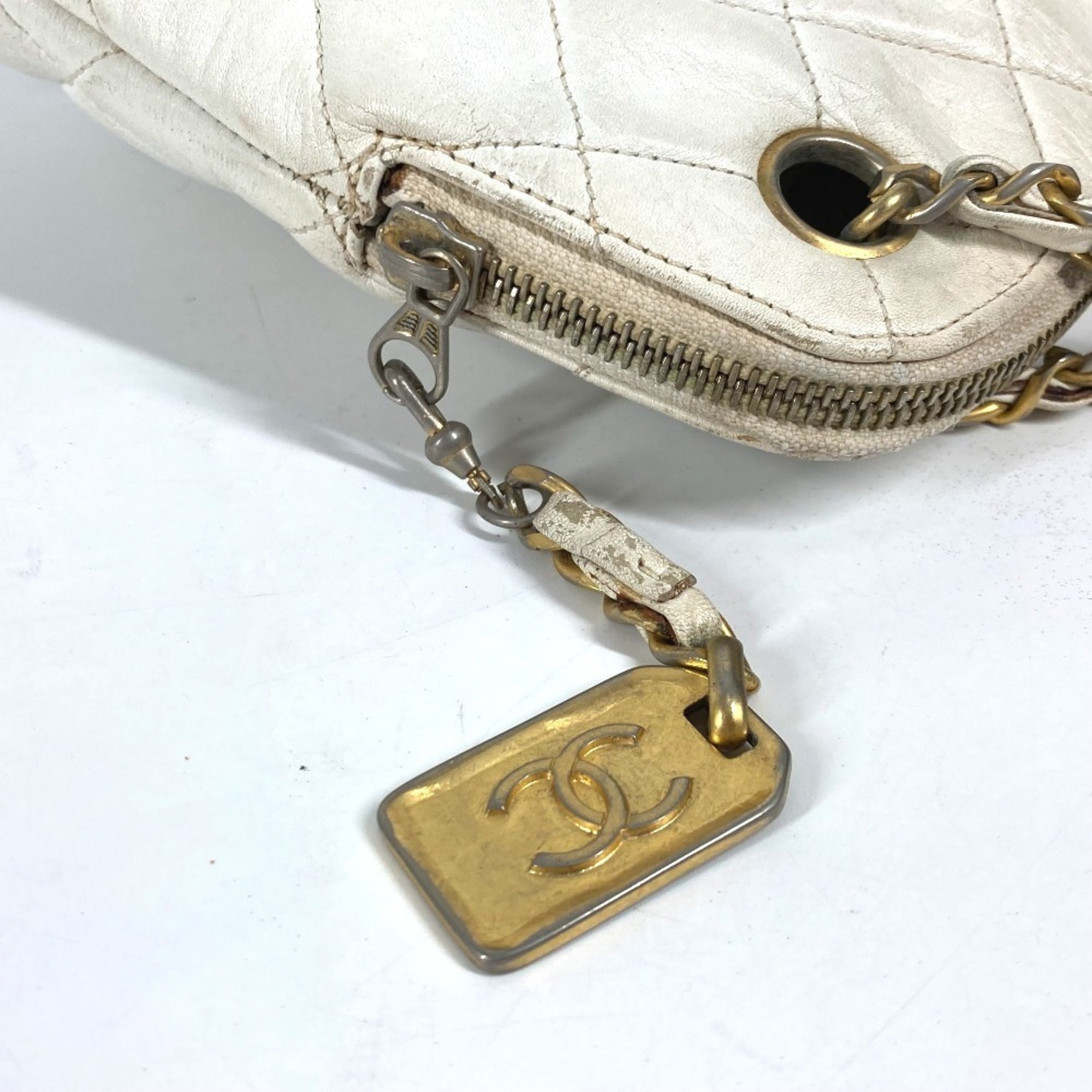 Chanel White Leather Shoulder Bag (Pre-Owned)