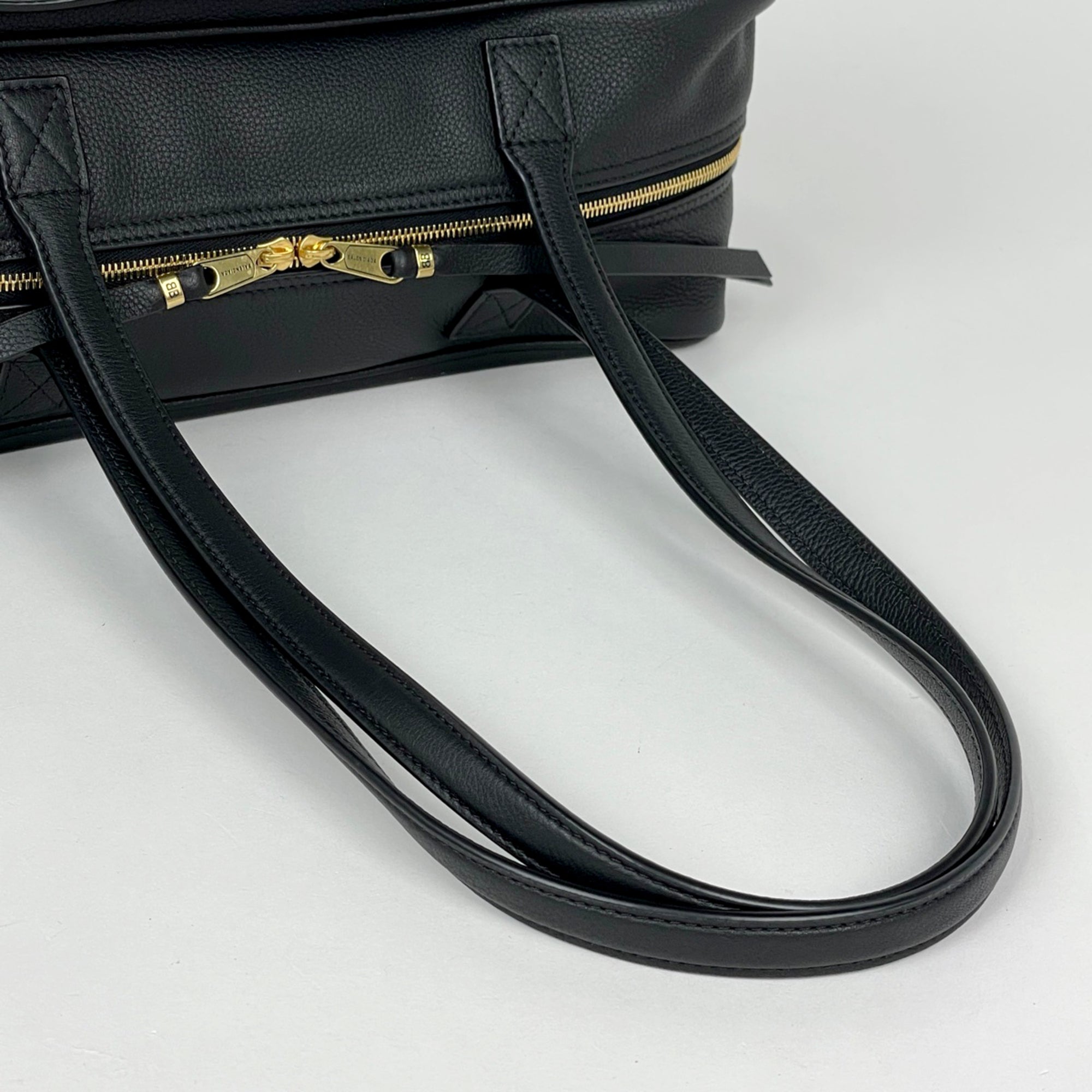 Balenciaga Black Leather Shoulder Bag (Pre-Owned)