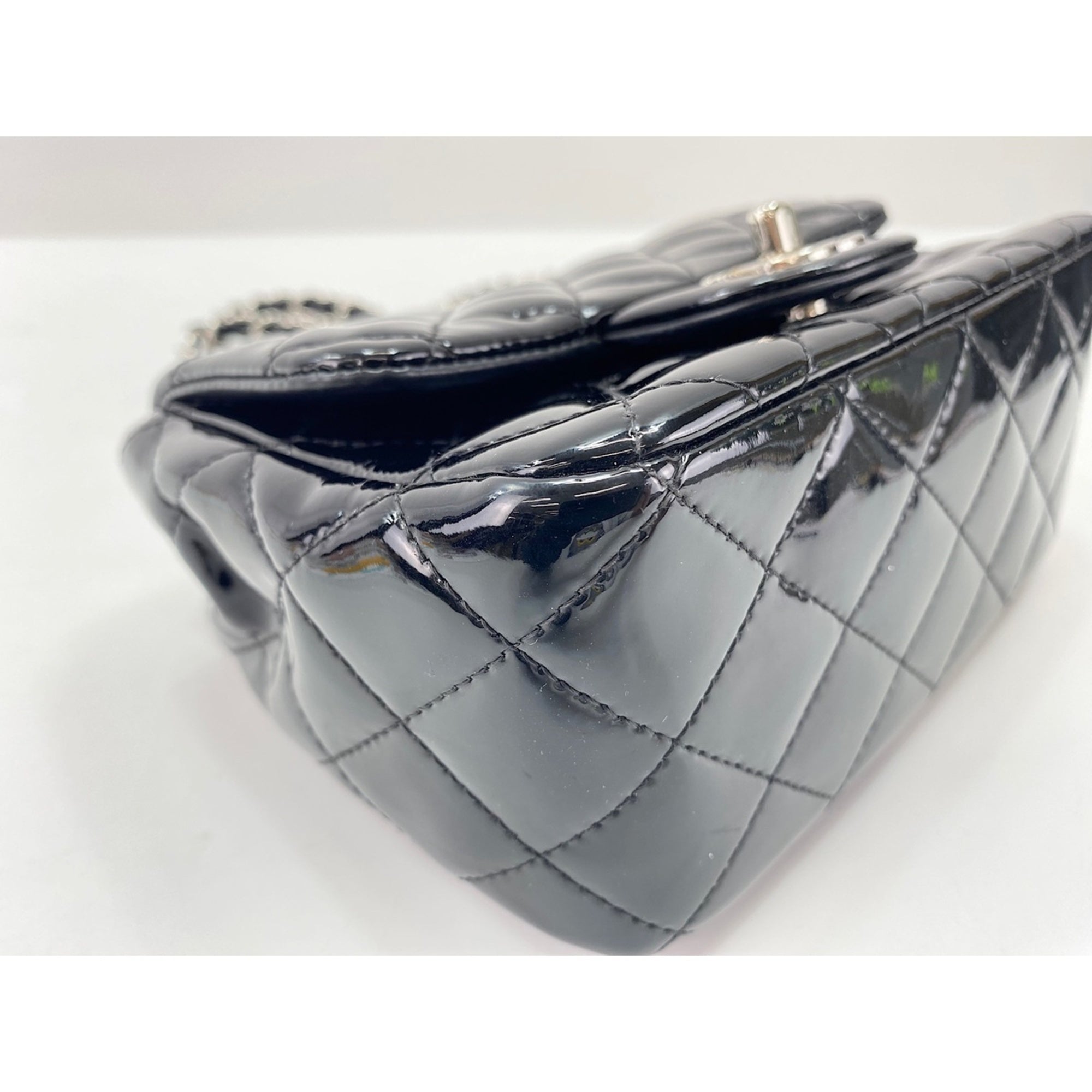 Chanel Black Shoulder Bag (Pre-Owned)