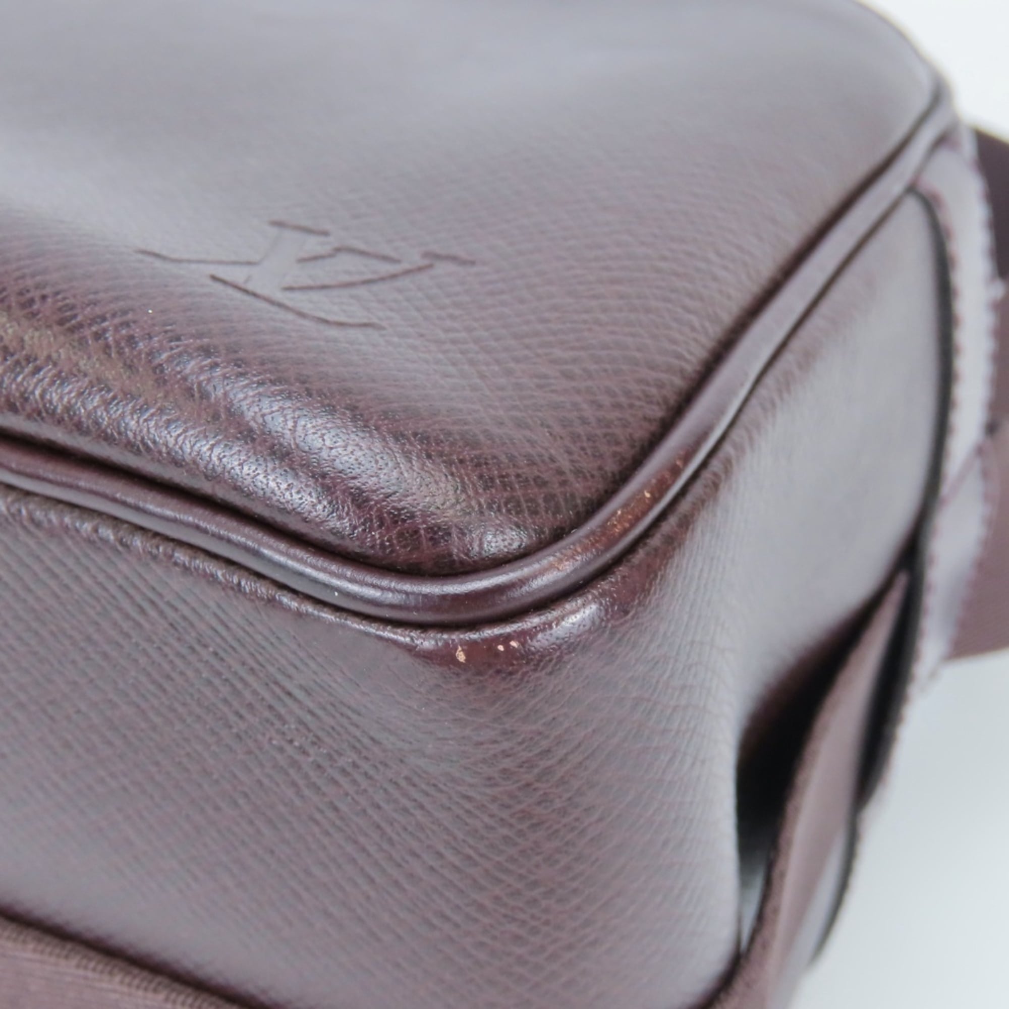 Louis Vuitton Acajou Galle Taiga Leather Shoulder Bag (Pre-Owned)