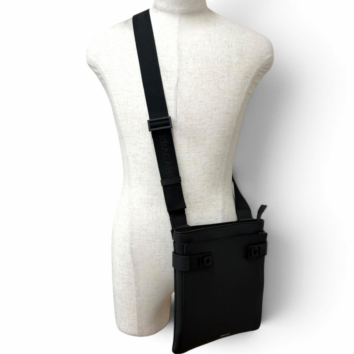 Salvatore Ferragamo Black Leather Crossbody Bag Shoulder Bag (Pre-Owned)