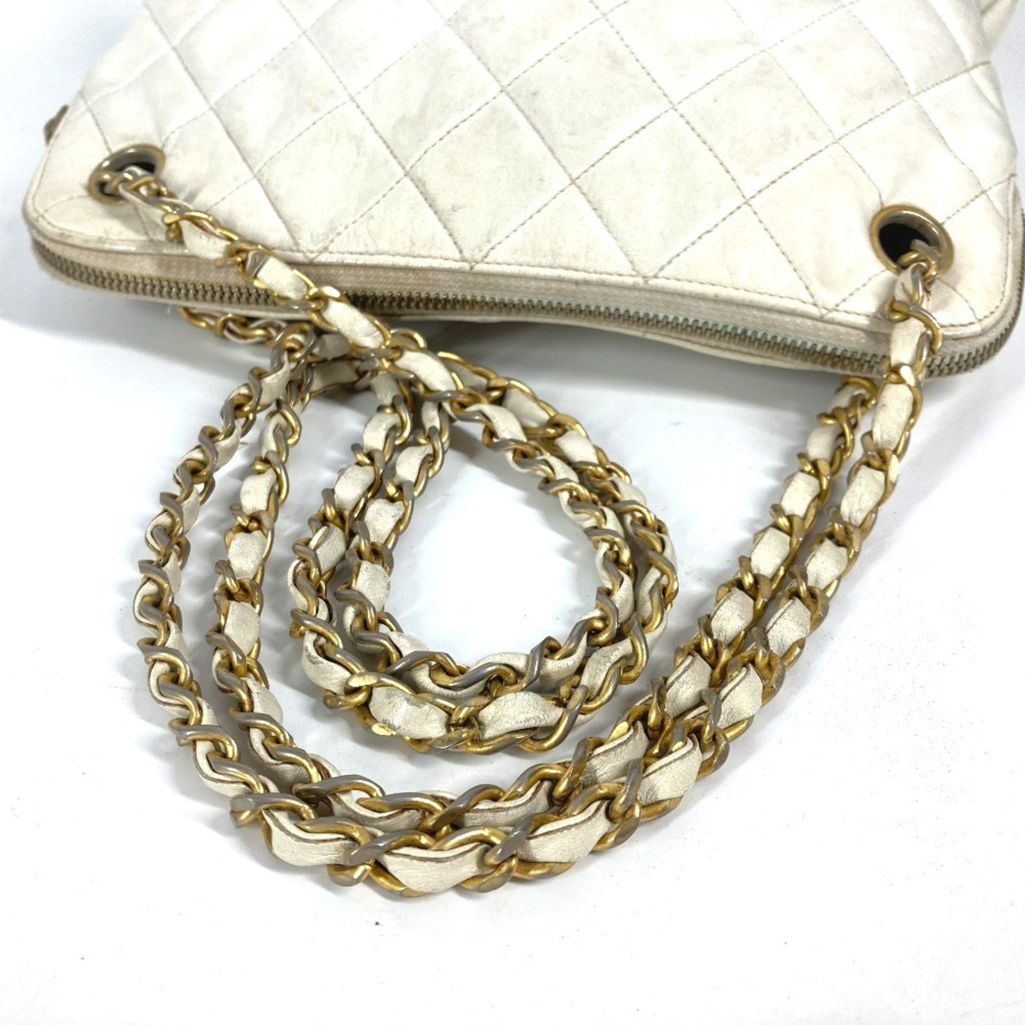 Chanel White Leather Shoulder Bag (Pre-Owned)