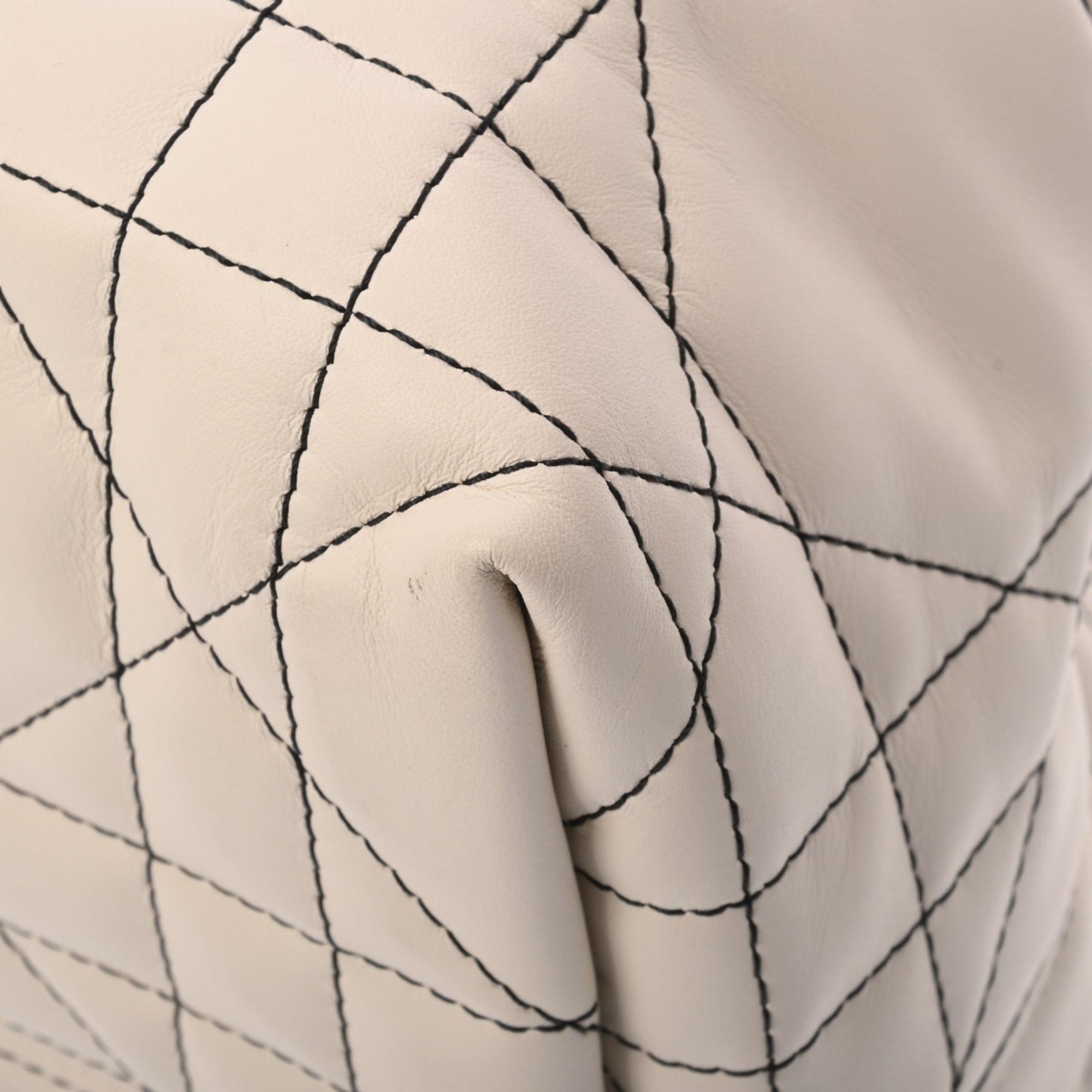 Christian Dior White Leather Handbag (Pre-Owned)
