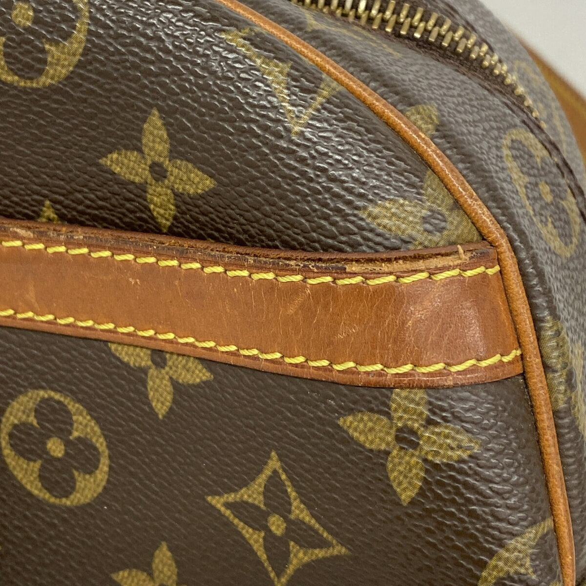 Louis Vuitton Brown Shoulder Bag (Pre-Owned)