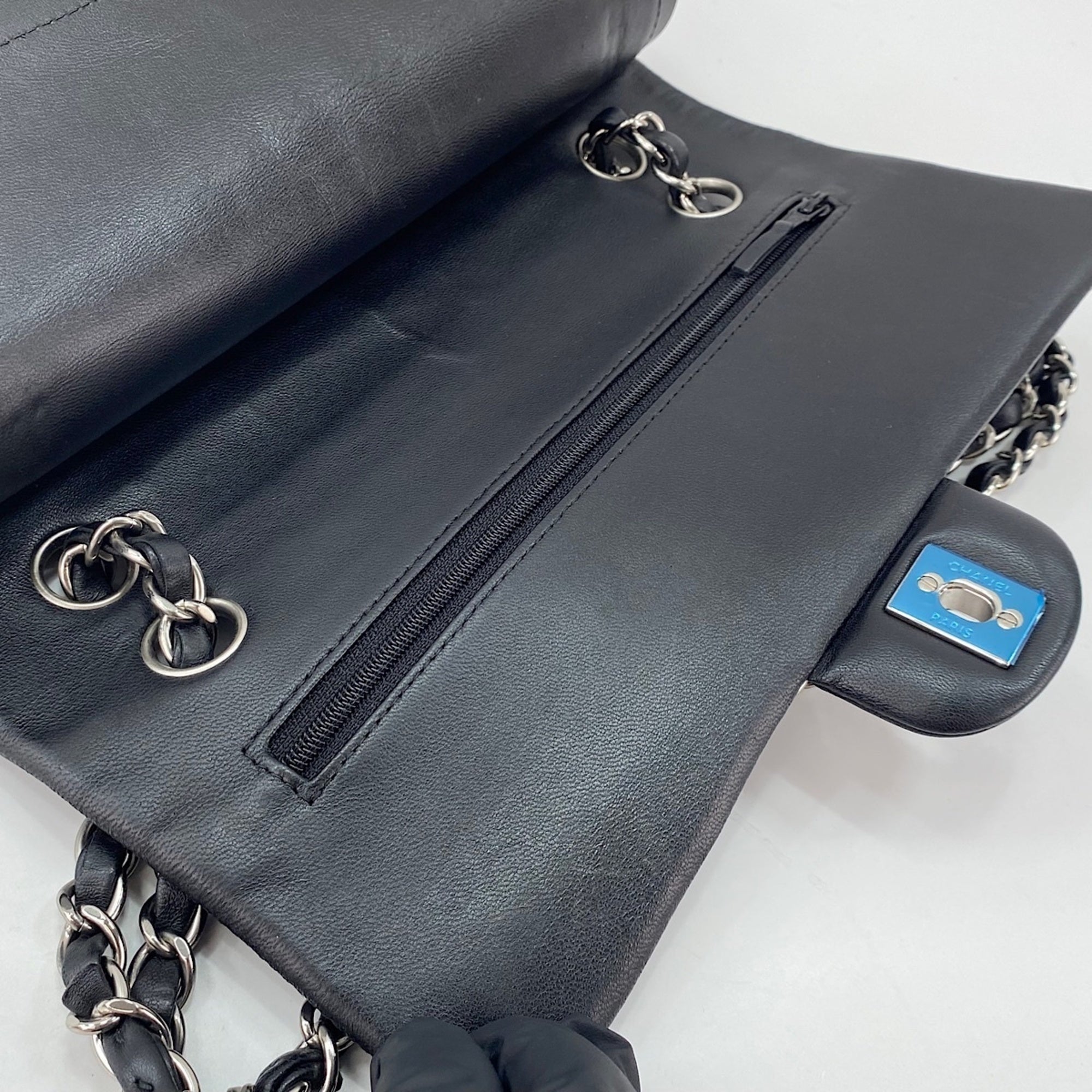 Chanel Black Shoulder Bag (Pre-Owned)