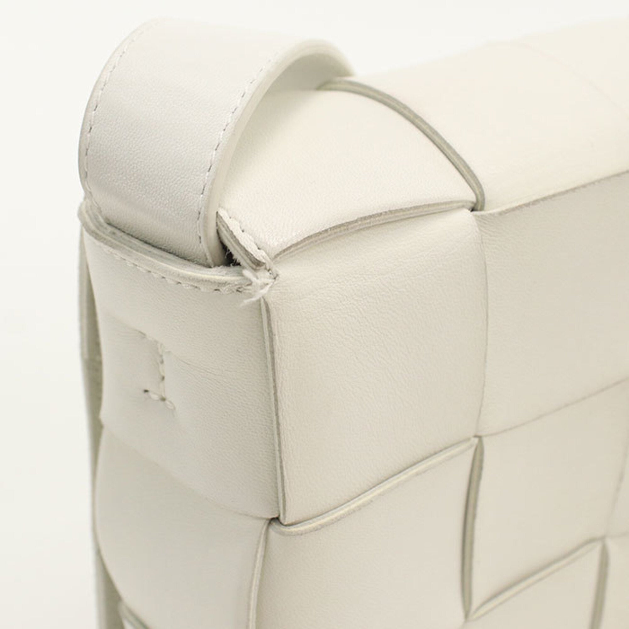 Bottega Veneta White Leather Shoulder Bag (Pre-Owned)