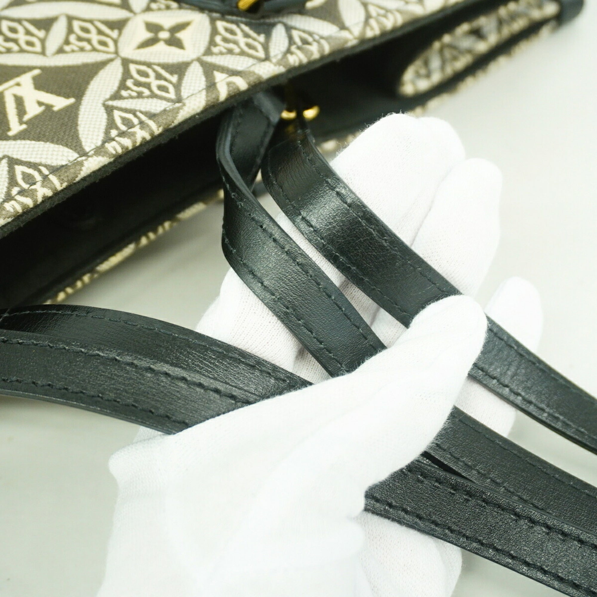 Louis Vuitton Black Tote Bag (Pre-Owned)