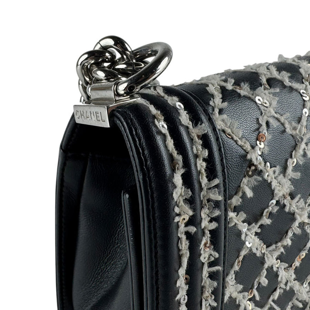 Chanel Black White Leather Shoulder Bag (Pre-Owned)