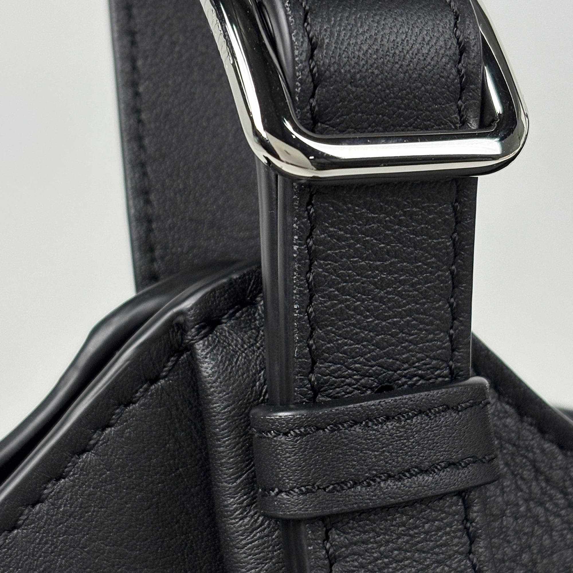 Loewe Black Leather Handbag (Pre-Owned)