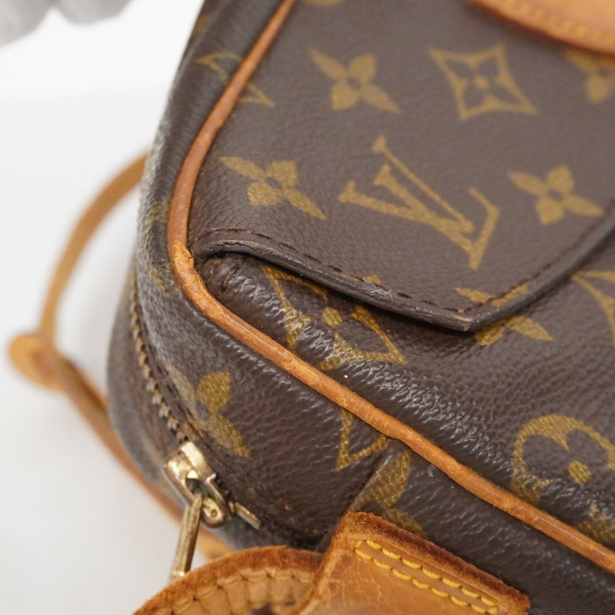 Louis Vuitton Brown Shoulder Bag (Pre-Owned)