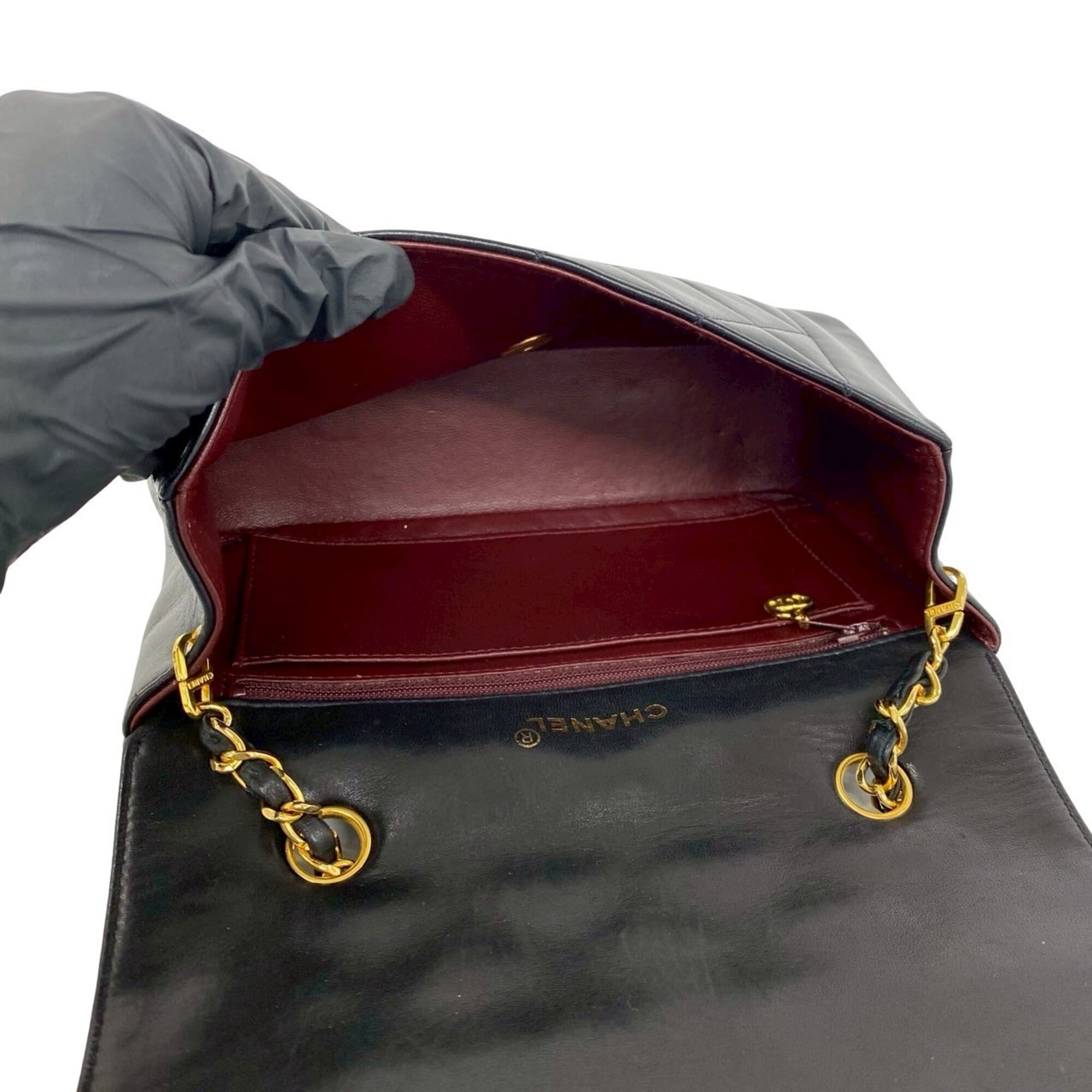 Chanel Black Leather Shoulder Bag (Pre-Owned)
