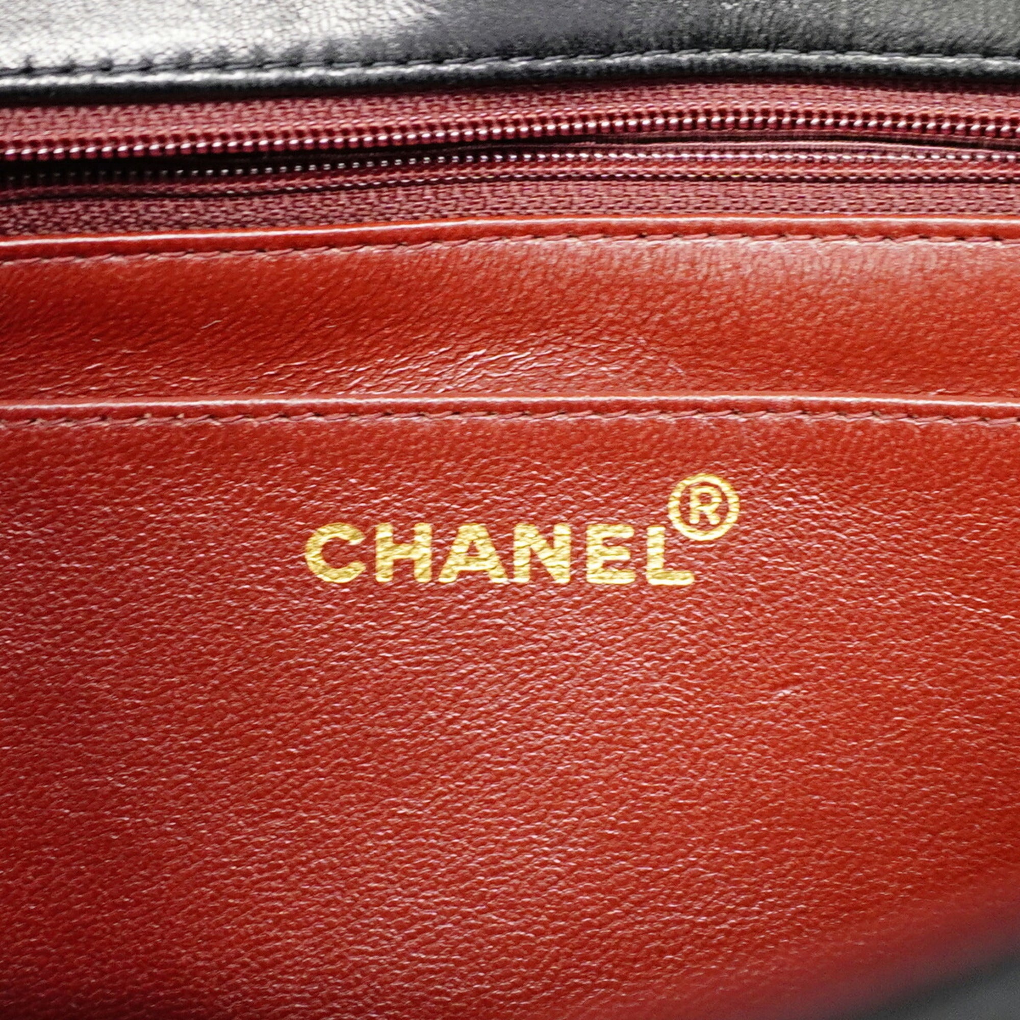 Chanel Black Leather Shoulder Bag (Pre-Owned)