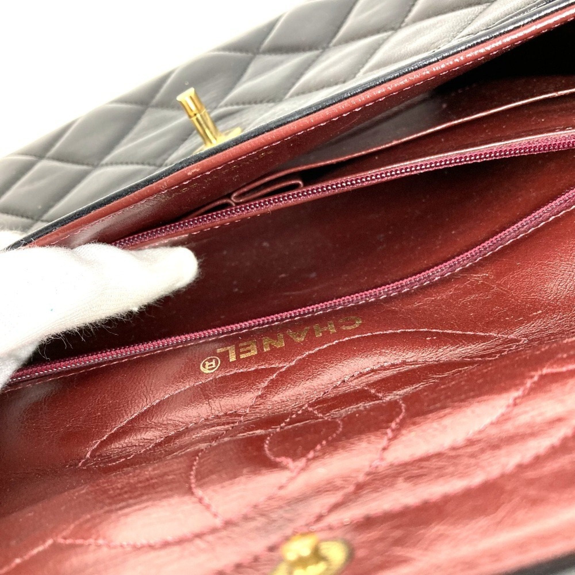 Chanel Black Leather Shoulder Bag (Pre-Owned)