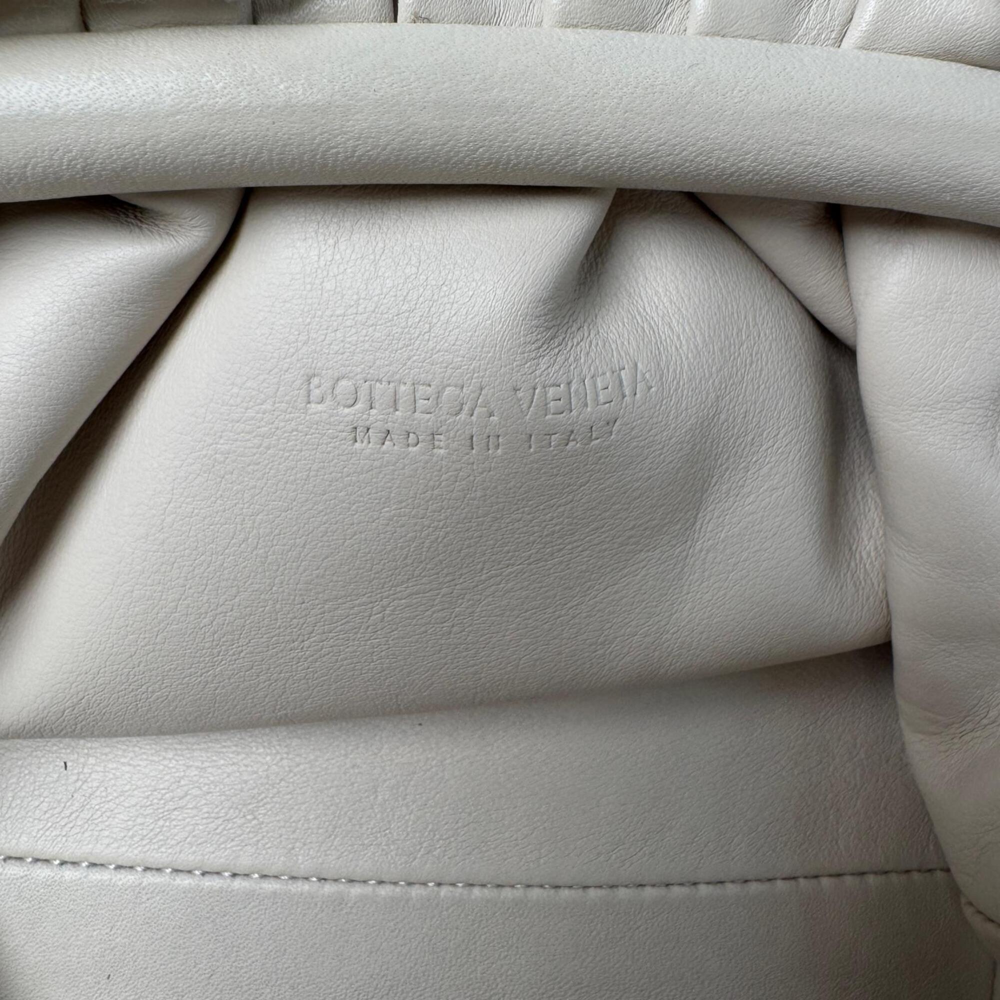 Bottega Veneta Ivory Leather Pouch Shoulder Bag (Pre-Owned)