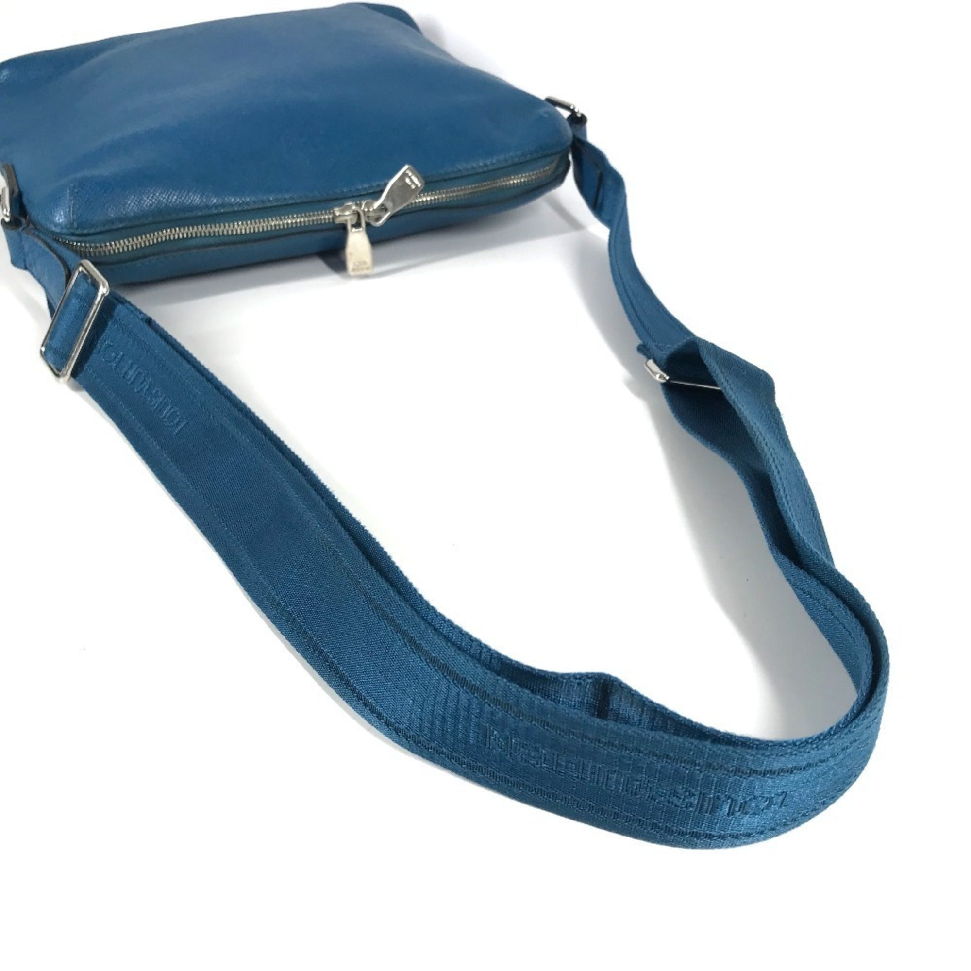Louis Vuitton Blue Taiga Leather Messenger Bag Shoulder Bag (Pre-Owned)