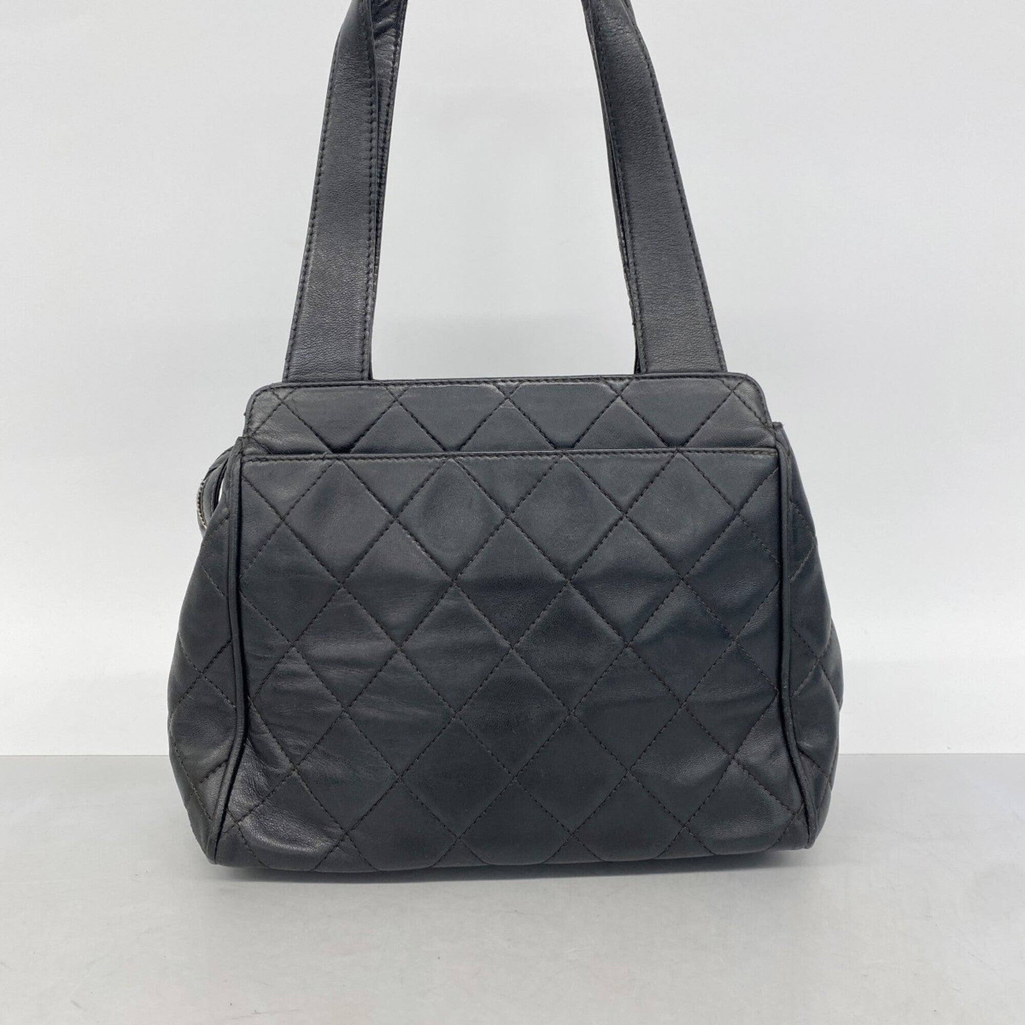 Chanel Black Leather Handbag (Pre-Owned)
